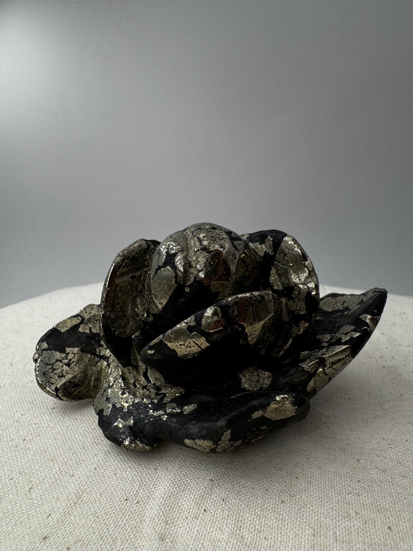 Handgefertigte Blume aus Pyrit mit metallischem Goldglanz, 8,3 × 5,2 × 4,5 cm.