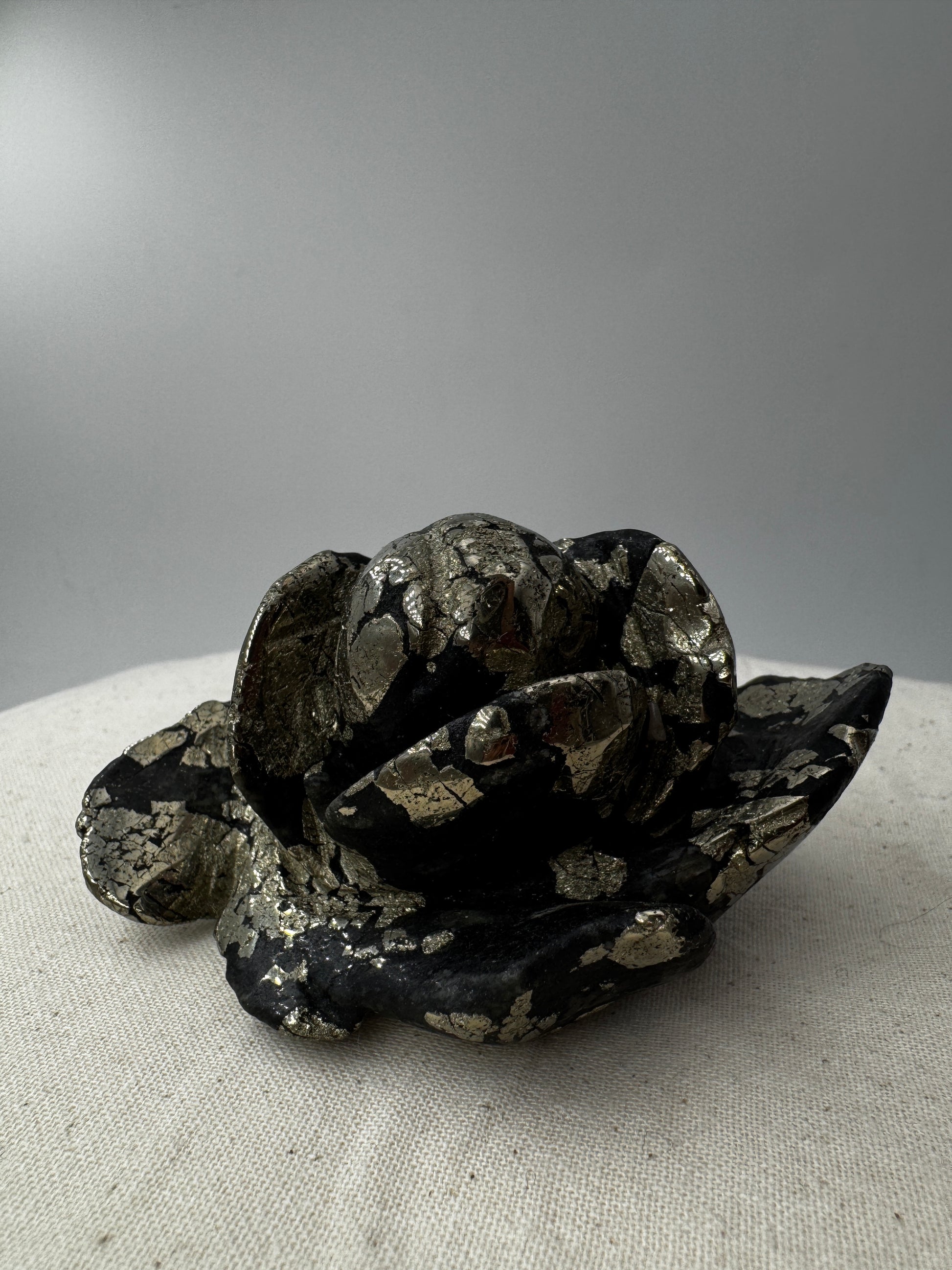 Handgefertigte Blume aus Pyrit mit metallischem Goldglanz, 8,3 × 5,2 × 4,5 cm.