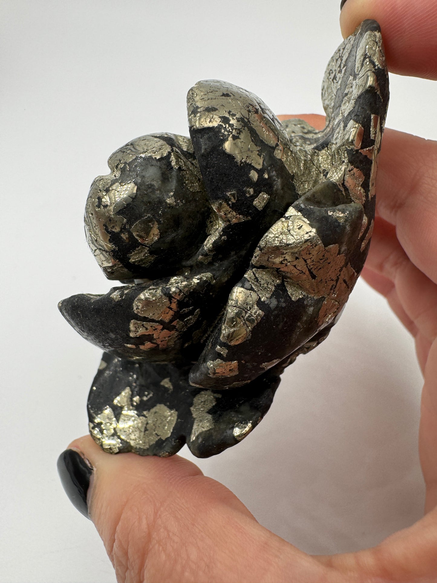 Handgefertigte Blume aus Pyrit mit metallischem Goldglanz, 8,3 × 5,2 × 4,5 cm.