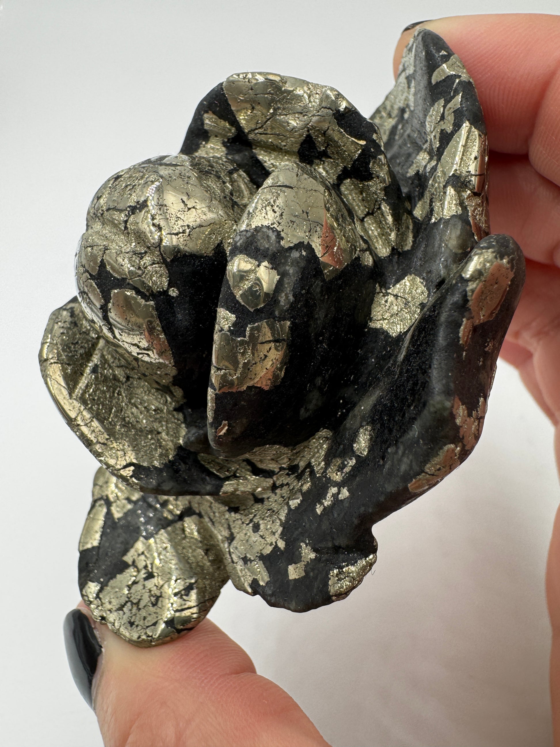 Handgefertigte Blume aus Pyrit mit metallischem Goldglanz, 8,3 × 5,2 × 4,5 cm.