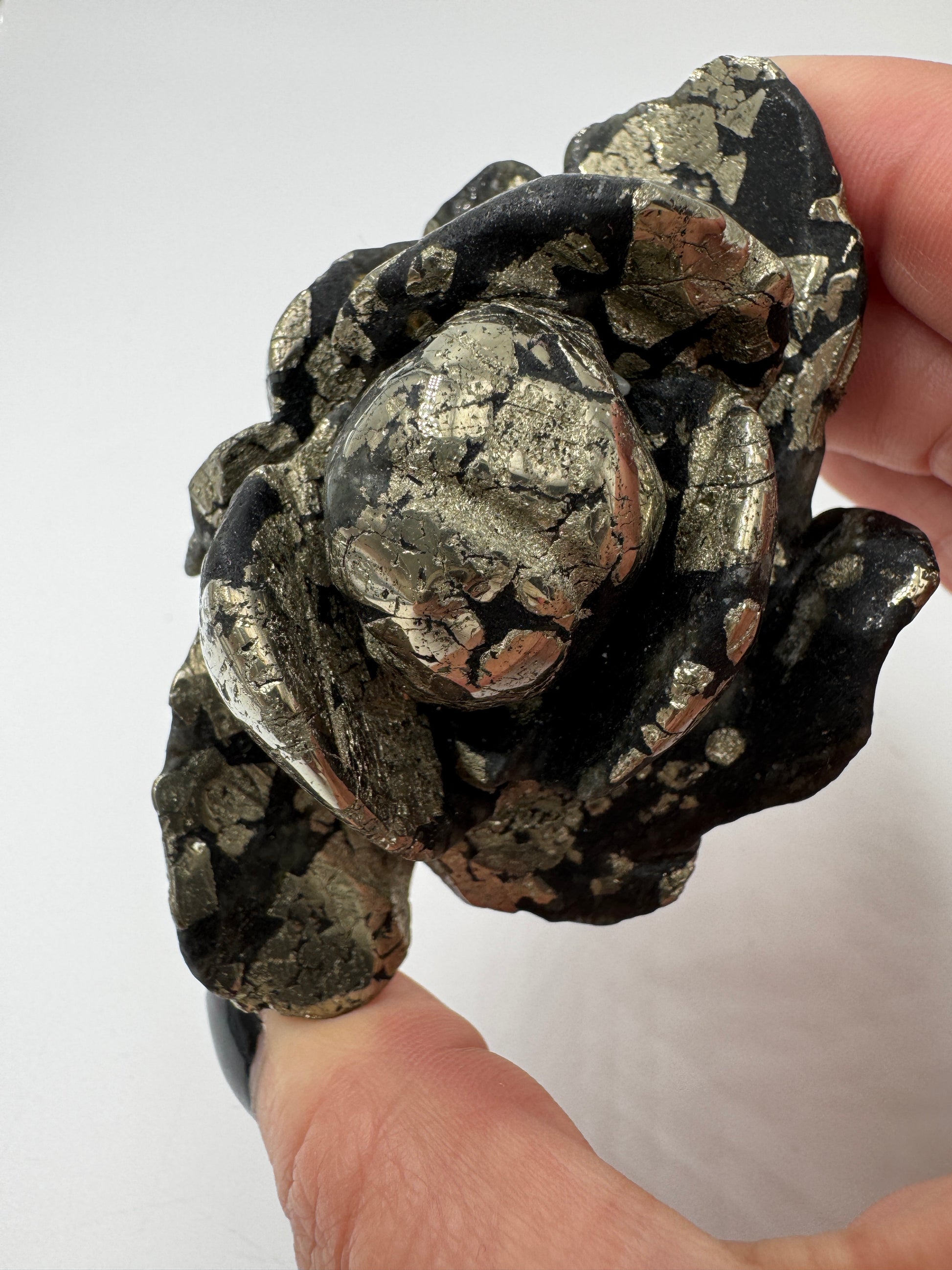 Handgefertigte Blume aus Pyrit mit metallischem Goldglanz, 8,3 × 5,2 × 4,5 cm.