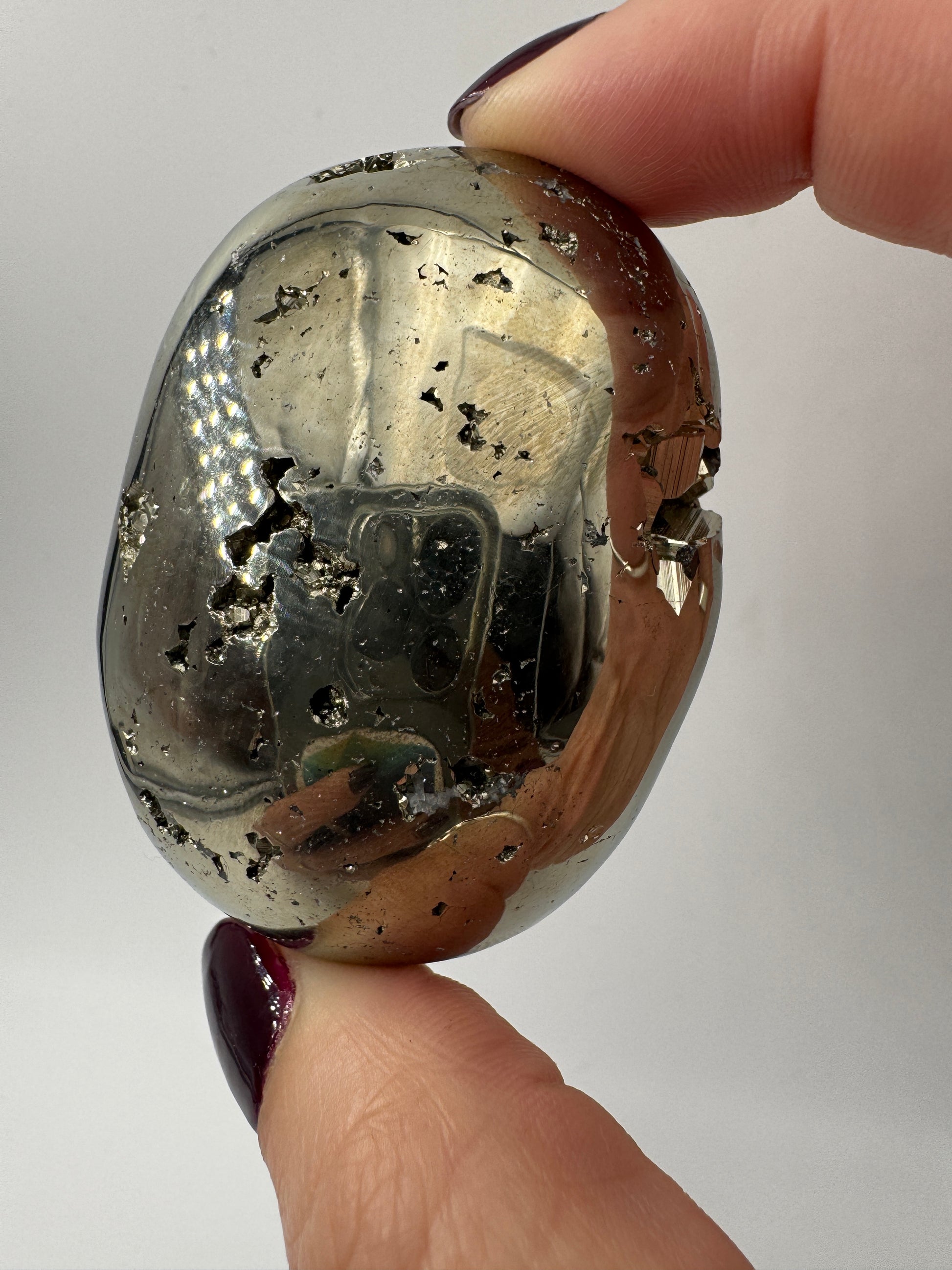 Handstein aus Pyrit PH16 mit charakteristischem goldenen metallischen Glanz.