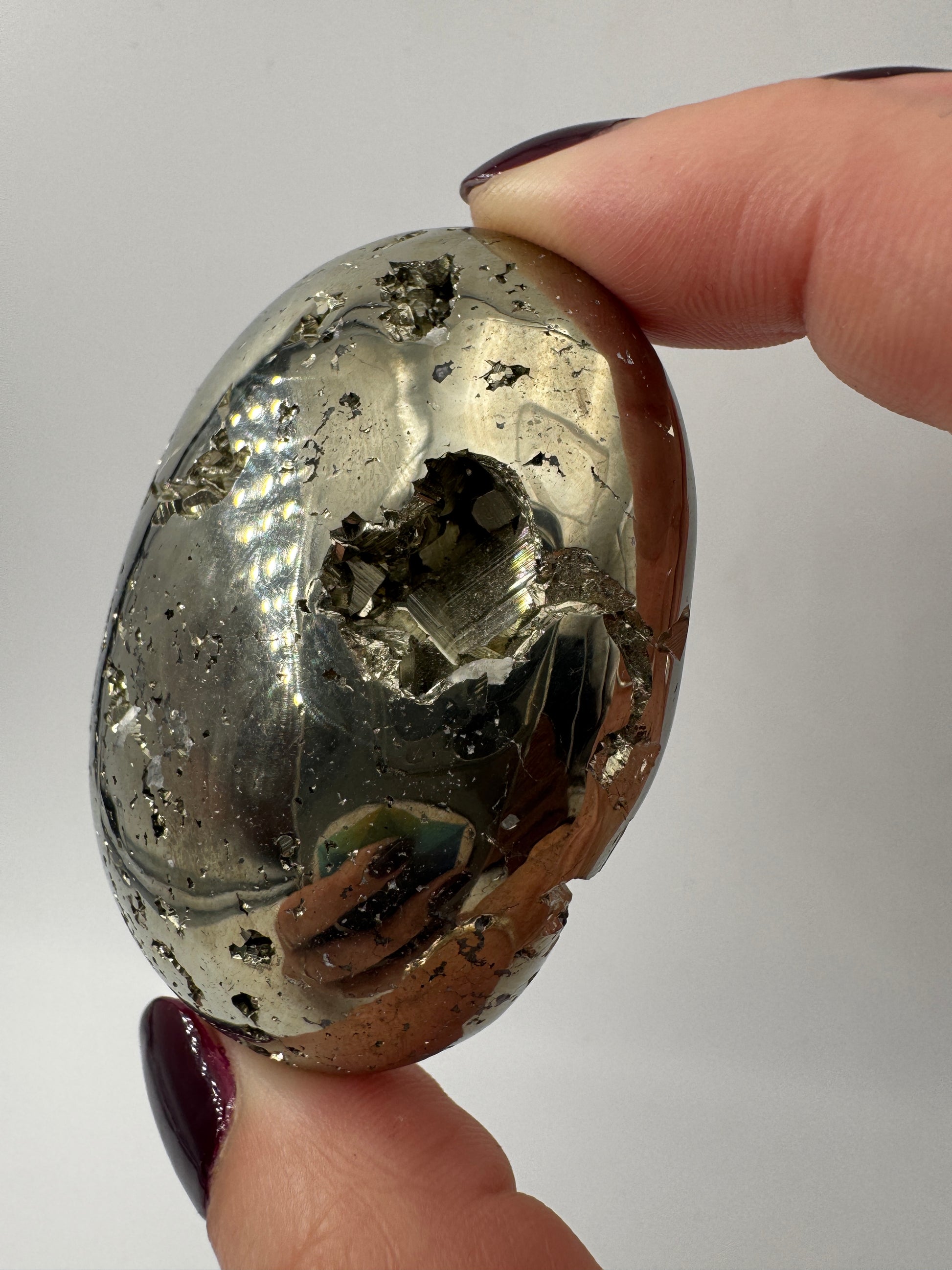 Handstein aus Pyrit PH16 mit charakteristischem goldenen metallischen Glanz.