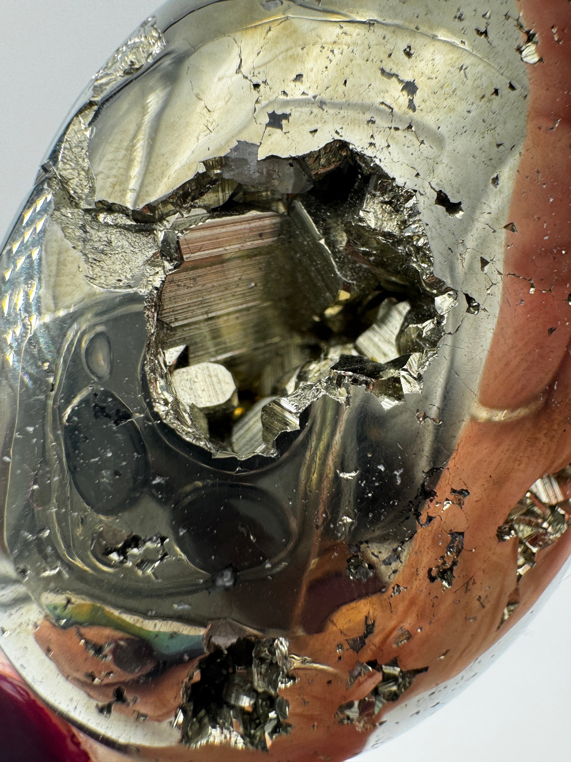 Handstein aus Pyrit PH16 mit charakteristischem goldenen metallischen Glanz.