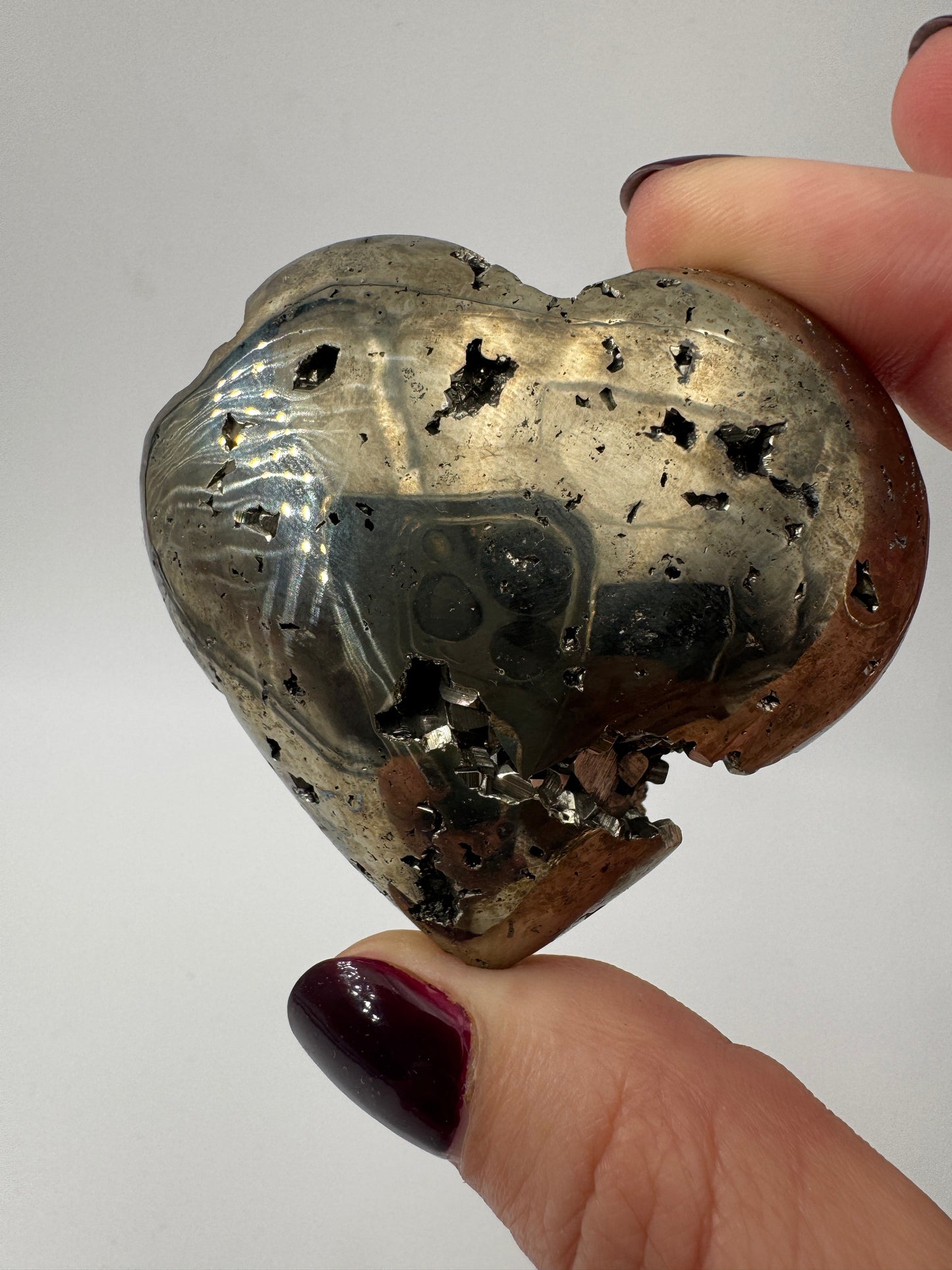 Herzförmiges Carving aus Pyrit PH15 mit charakteristischem goldenen metallischen Glanz.