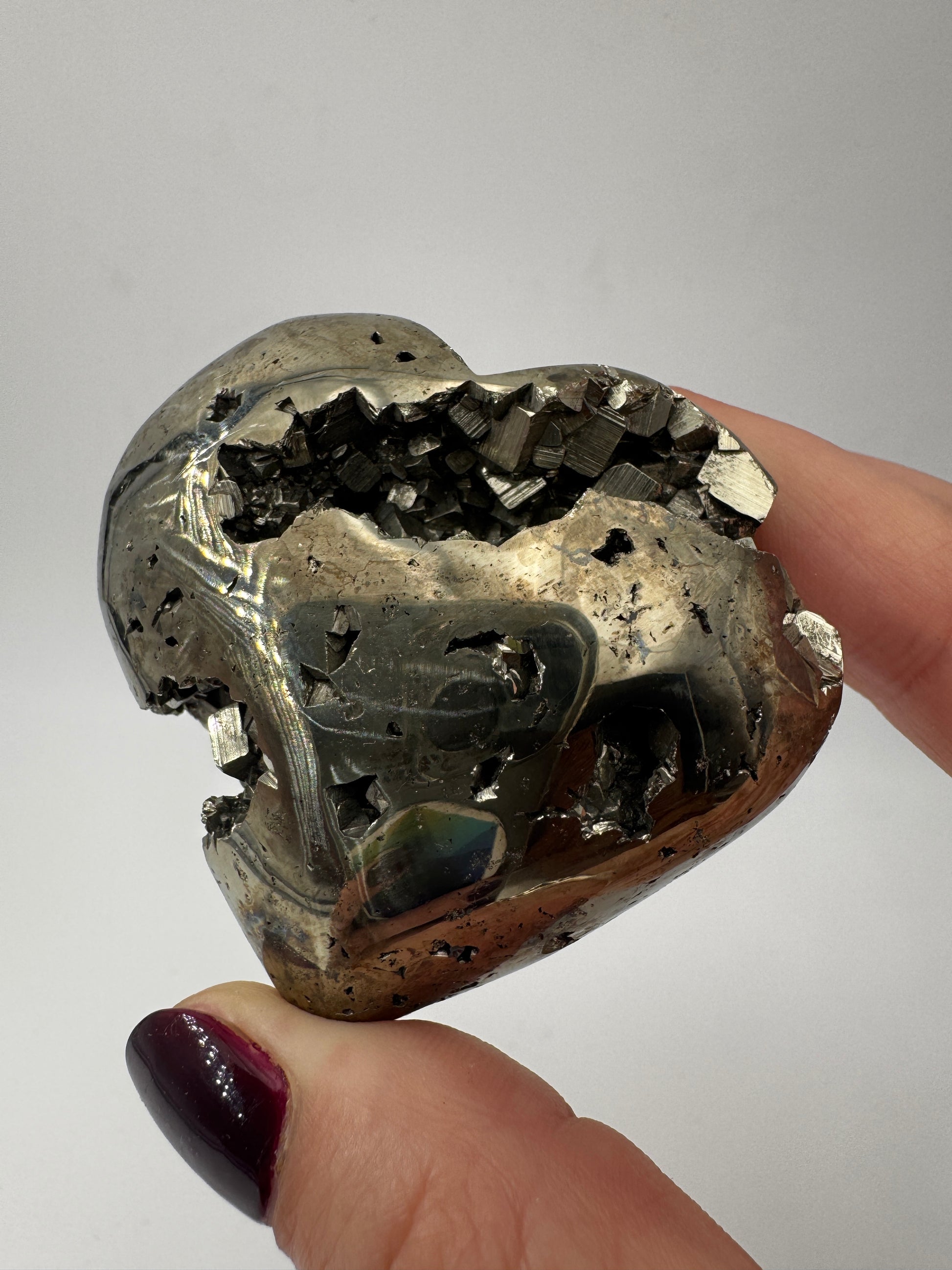 Herzförmiges Carving aus Pyrit PH15 mit charakteristischem goldenen metallischen Glanz.