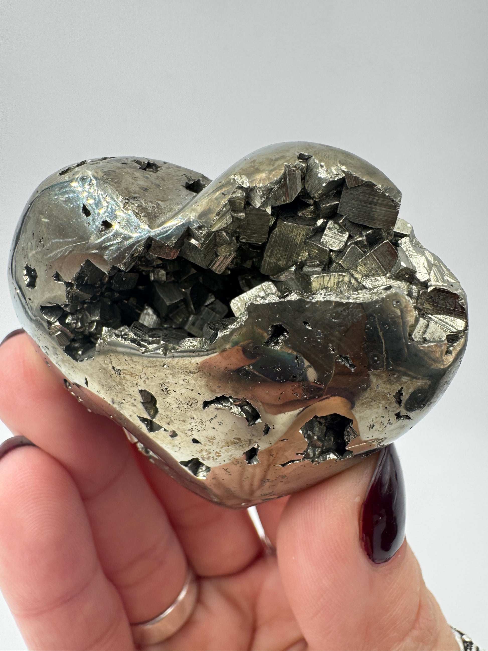 Herzförmiges Carving aus Pyrit PH15 mit charakteristischem goldenen metallischen Glanz.