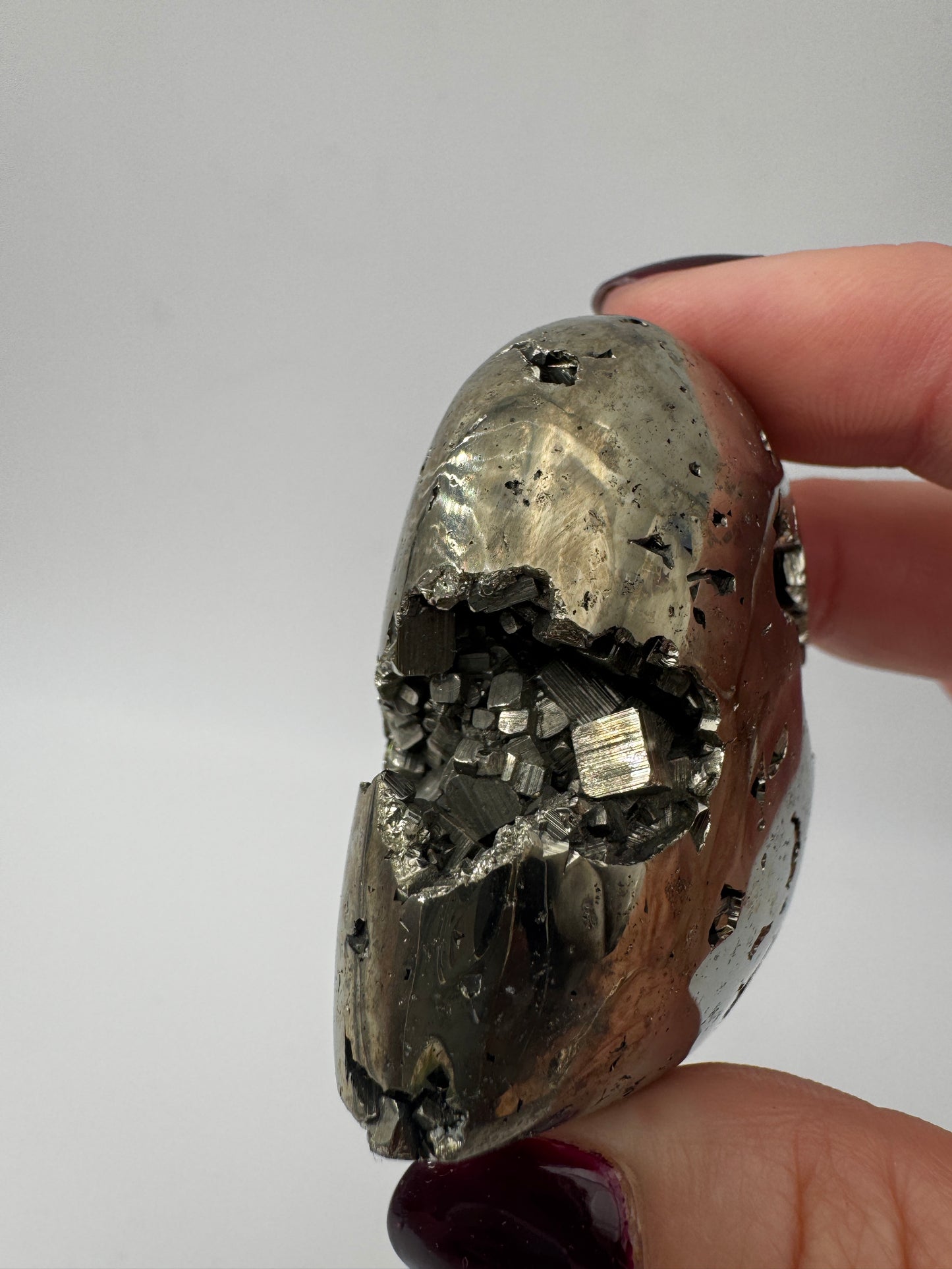 Herzförmiges Carving aus Pyrit PH15 mit charakteristischem goldenen metallischen Glanz.