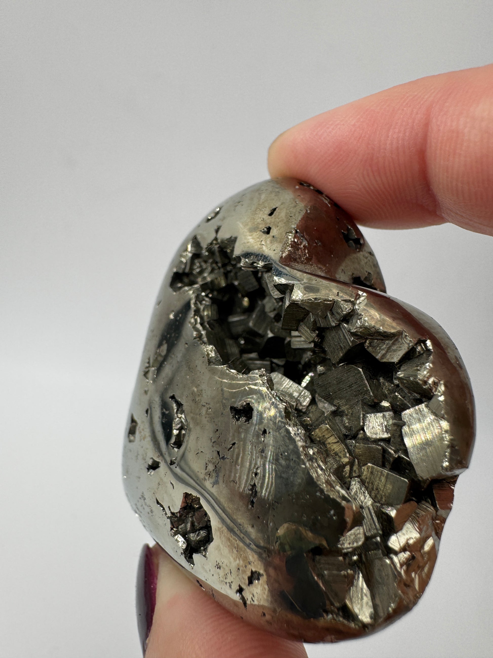 Herzförmiges Carving aus Pyrit PH15 mit charakteristischem goldenen metallischen Glanz.