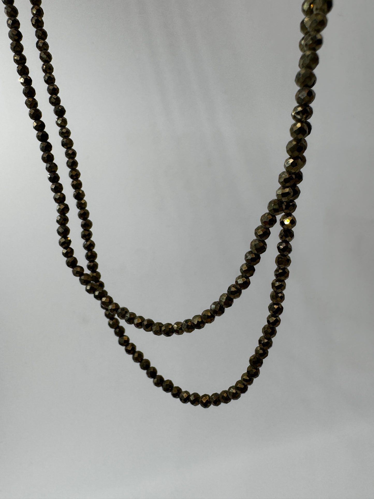 Kette aus facettierten Pyrit-Kugeln PK24, 3 mm Kugeldurchmesser, 45 cm Länge, mit goldenem metallischen Glanz und Edelstahlverschluss.