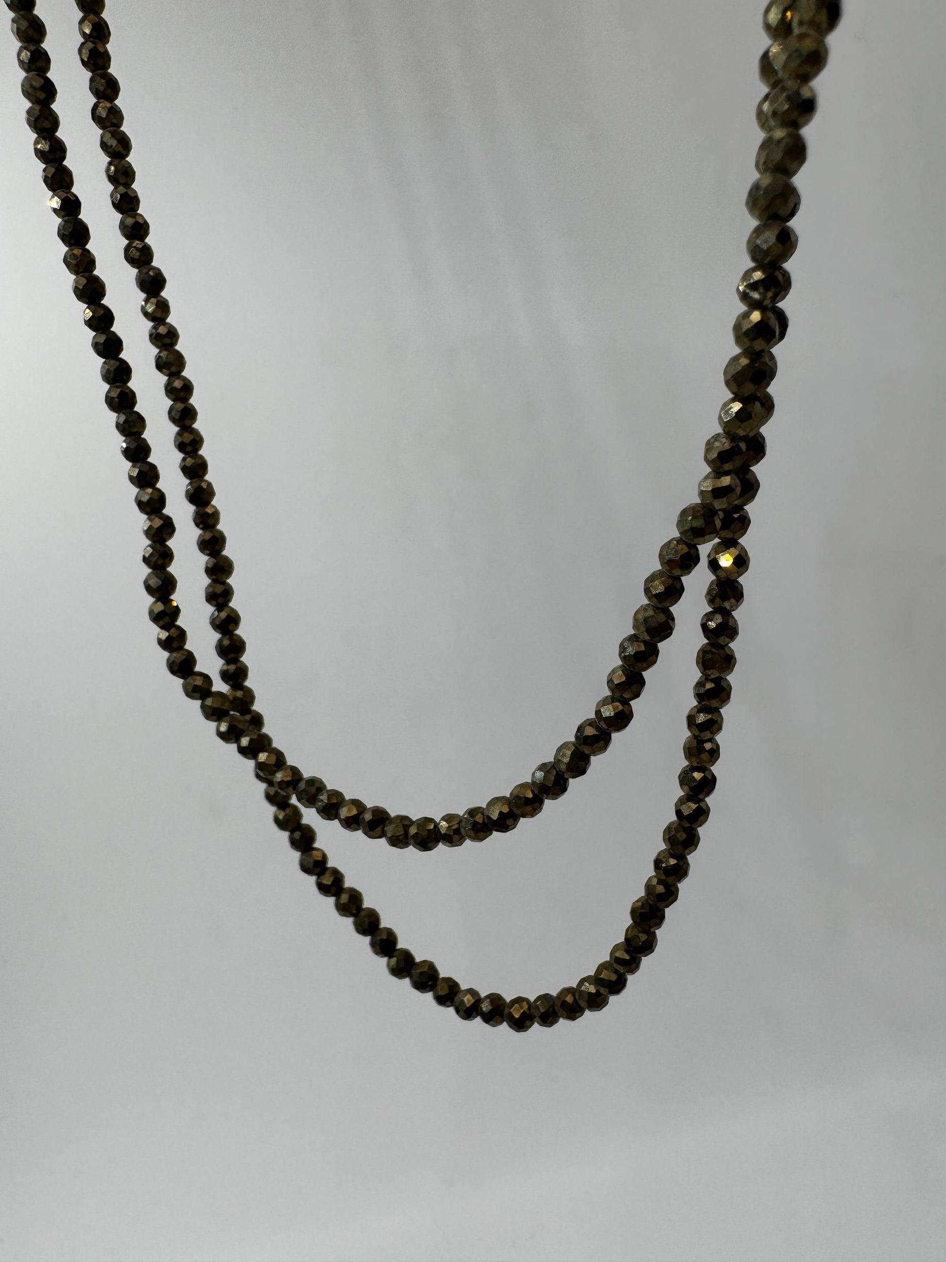 Kette aus facettierten Pyrit-Kugeln PK24, 3 mm Kugeldurchmesser, 45 cm Länge, mit goldenem metallischen Glanz und Edelstahlverschluss.