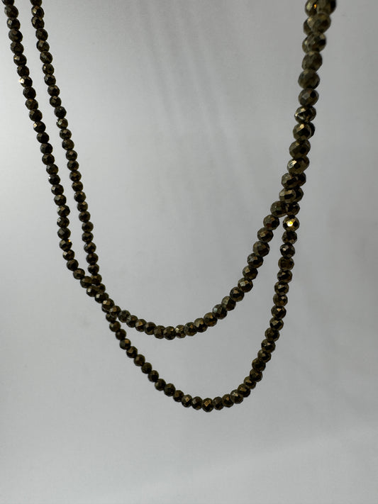 Kette aus facettierten Pyrit-Kugeln PK24, 3 mm Kugeldurchmesser, 45 cm Länge, mit goldenem metallischen Glanz und Edelstahlverschluss.
