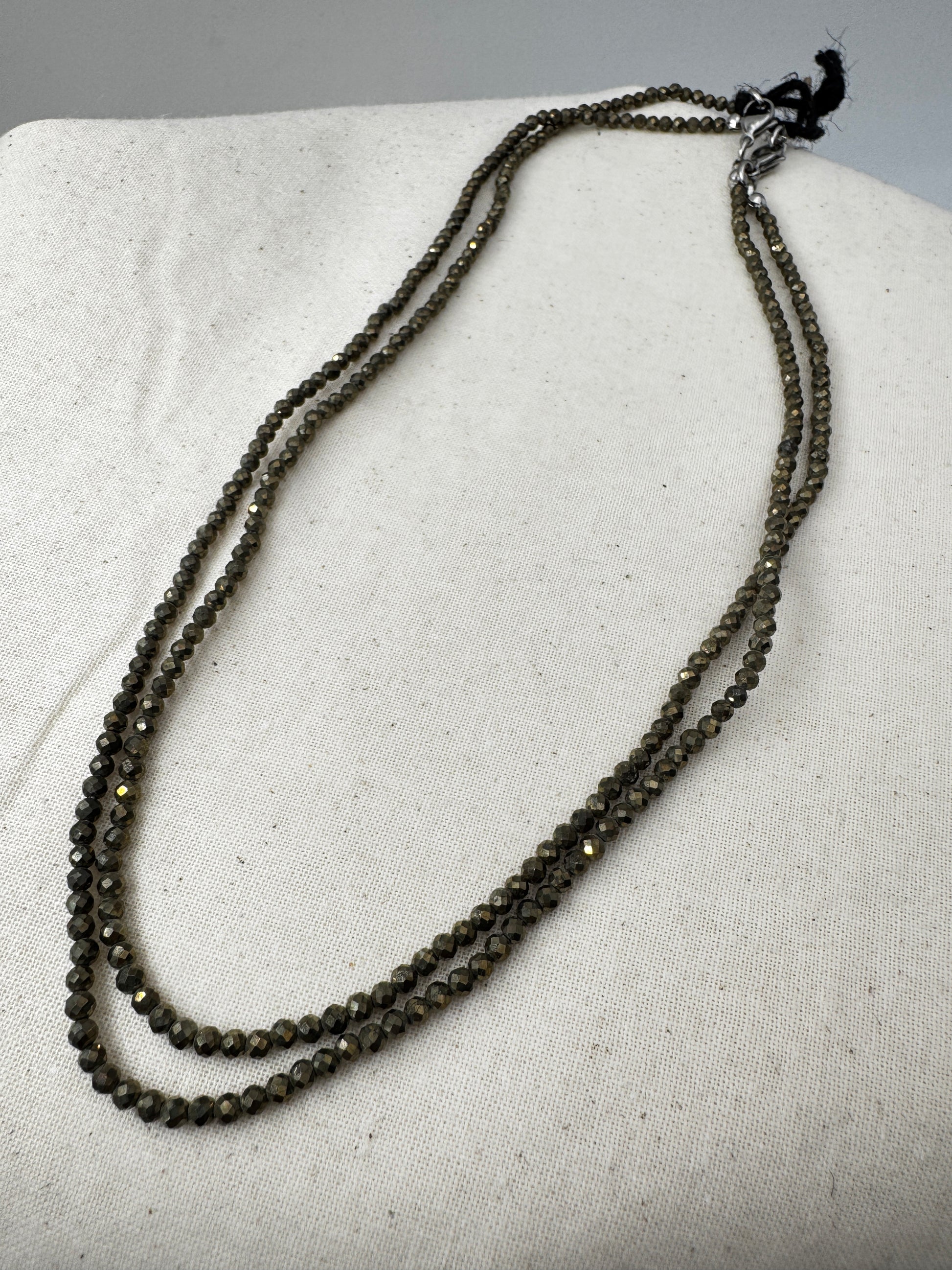 Kette aus facettierten Pyrit-Kugeln PK24, 3 mm Kugeldurchmesser, 45 cm Länge, mit goldenem metallischen Glanz und Edelstahlverschluss.