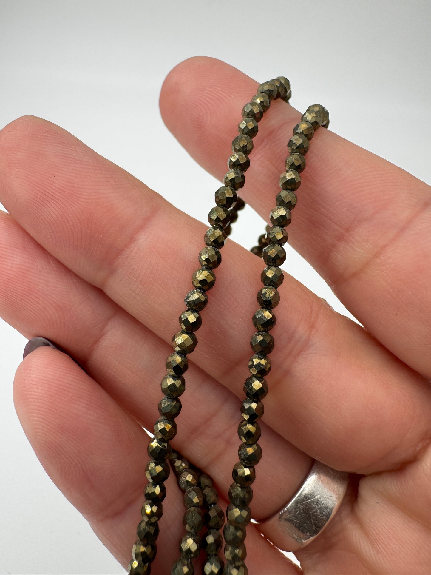 Kette aus facettierten Pyrit-Kugeln PK24, 3 mm Kugeldurchmesser, 45 cm Länge, mit goldenem metallischen Glanz und Edelstahlverschluss.