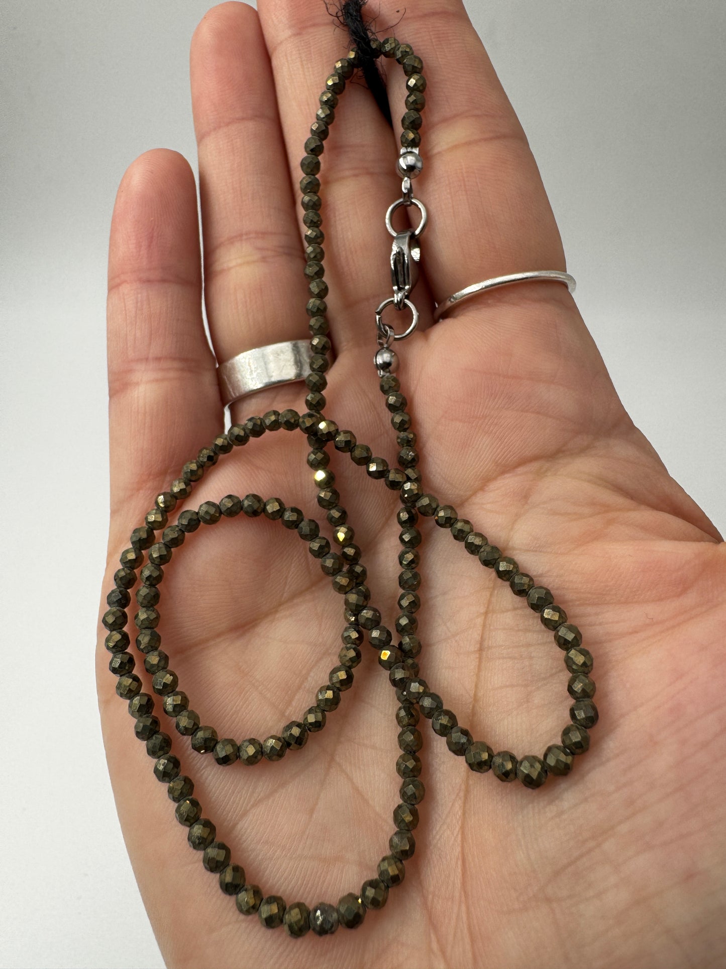 Kette aus facettierten Pyrit-Kugeln PK24, 3 mm Kugeldurchmesser, 45 cm Länge, mit goldenem metallischen Glanz und Edelstahlverschluss.