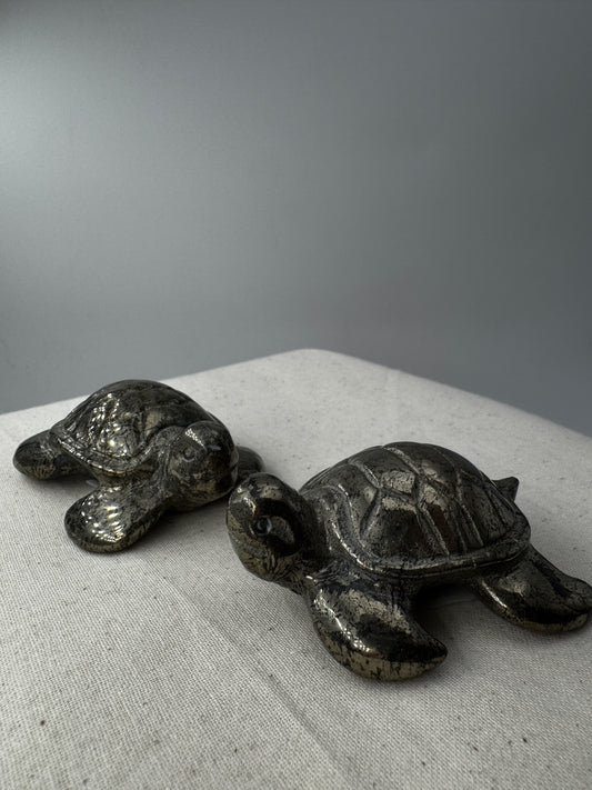 Handgeschliffene Schildkröte aus Pyrit PA19 mit metallischem Glanz.
