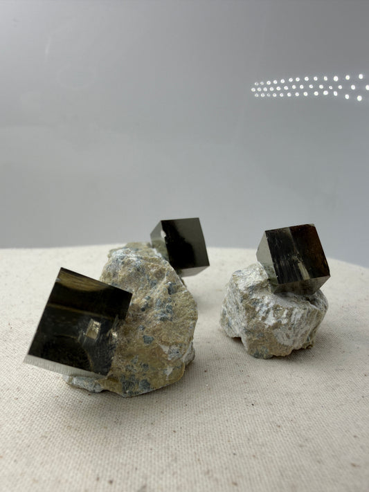 kubischer Pyrit-Würfel aus Navajún, Spanien, mit extremem Metallglanz und scharfen 90-Grad-Kanten.