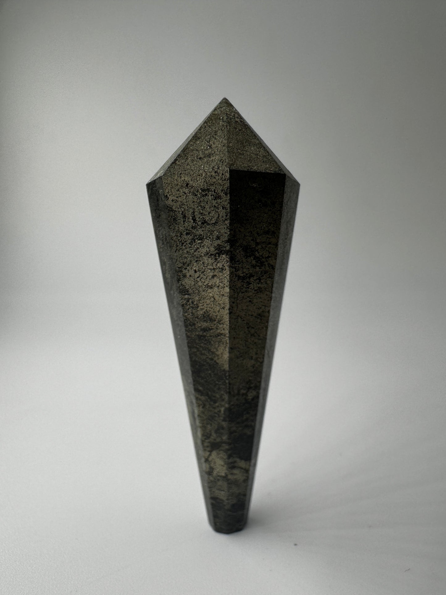 Pyrit-Zepter mit metallischem Goldglanz und seltener Zeptermorphologie, 5,6 × 1,7 cm.