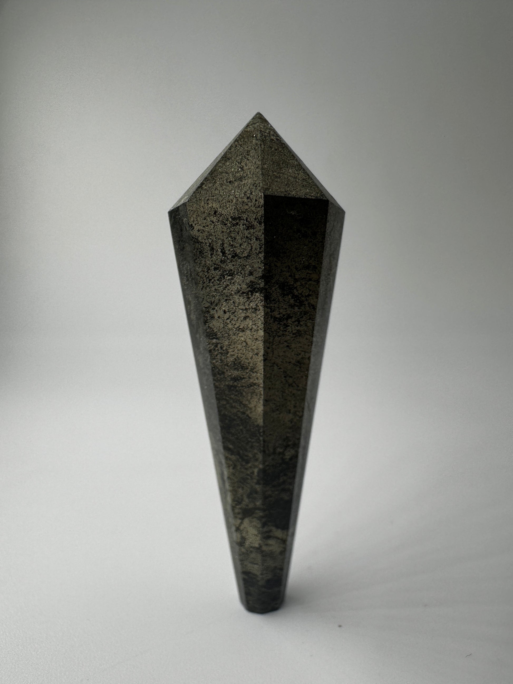 Pyrit-Zepter mit metallischem Goldglanz und seltener Zeptermorphologie, 5,6 × 1,7 cm.