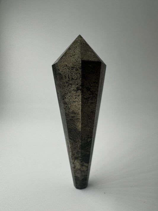 Pyrit-Zepter mit metallischem Goldglanz und seltener Zeptermorphologie, 5,6 × 1,7 cm.