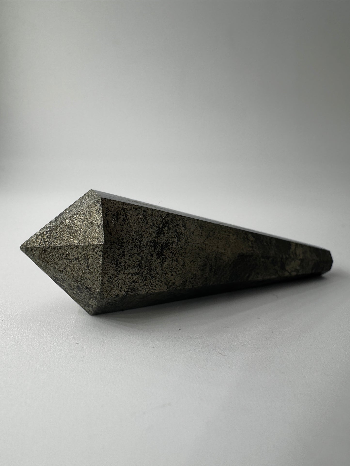 Pyrit-Zepter mit metallischem Goldglanz und seltener Zeptermorphologie, 5,6 × 1,7 cm.