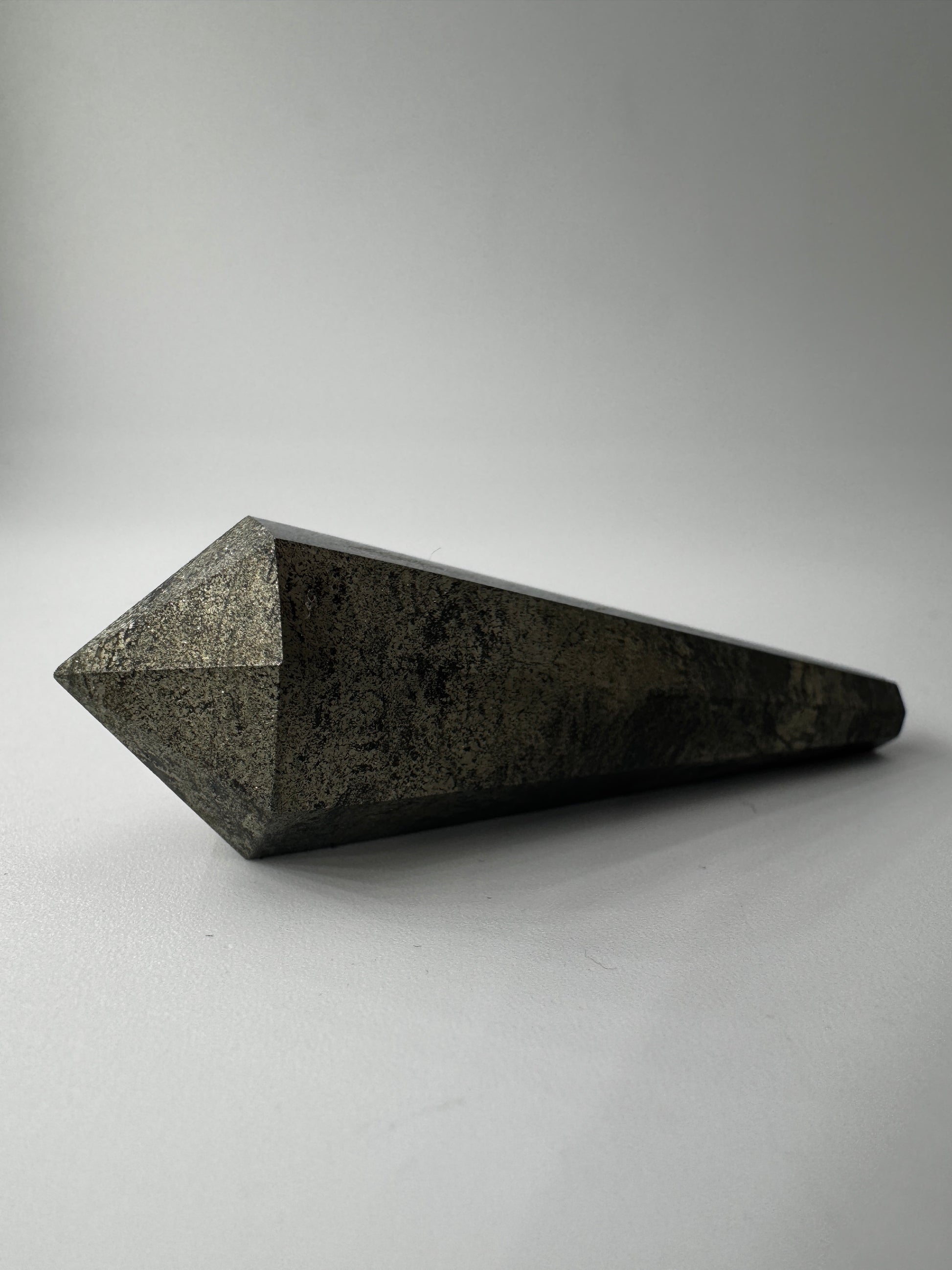 Pyrit-Zepter mit metallischem Goldglanz und seltener Zeptermorphologie, 5,6 × 1,7 cm.