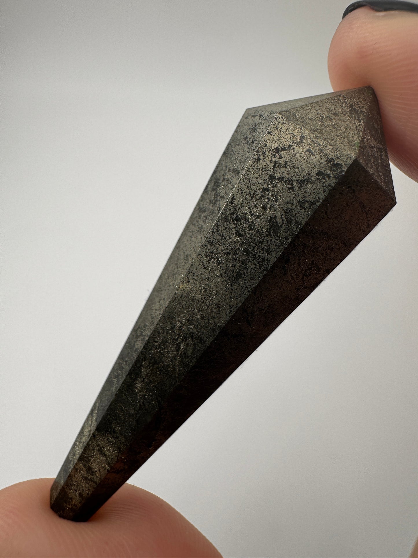 Pyrit-Zepter mit metallischem Goldglanz und seltener Zeptermorphologie, 5,6 × 1,7 cm.