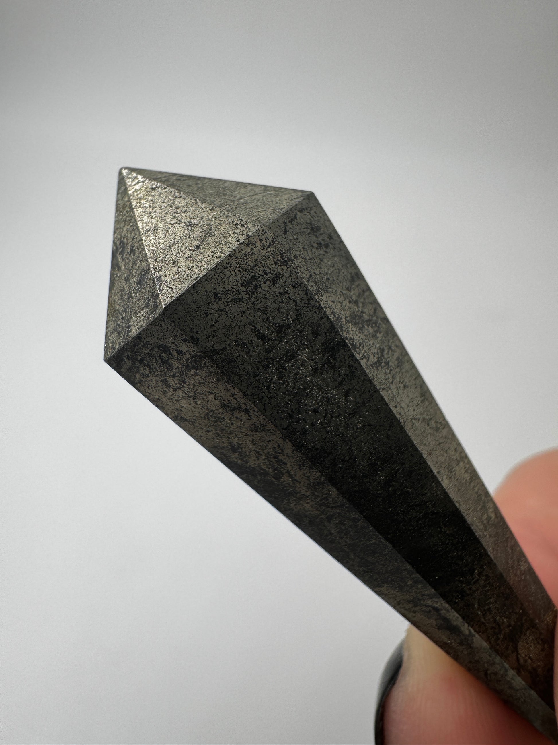 Pyrit-Zepter mit metallischem Goldglanz und seltener Zeptermorphologie, 5,6 × 1,7 cm.