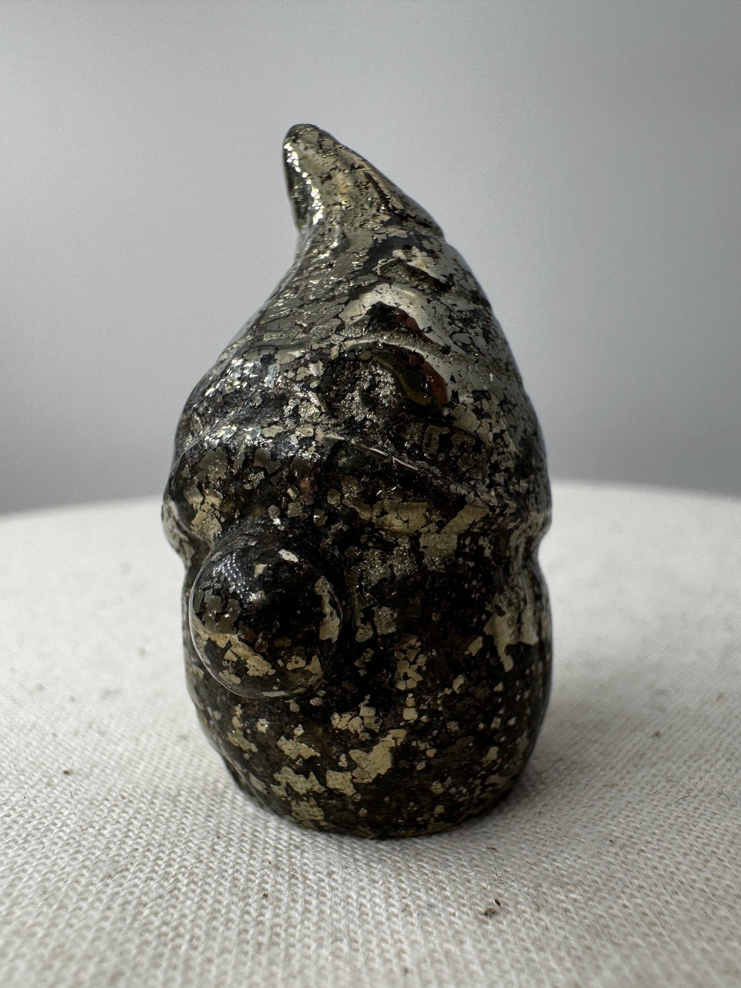 Zwerg-Carving aus Pyrit mit metallischem Glanz.