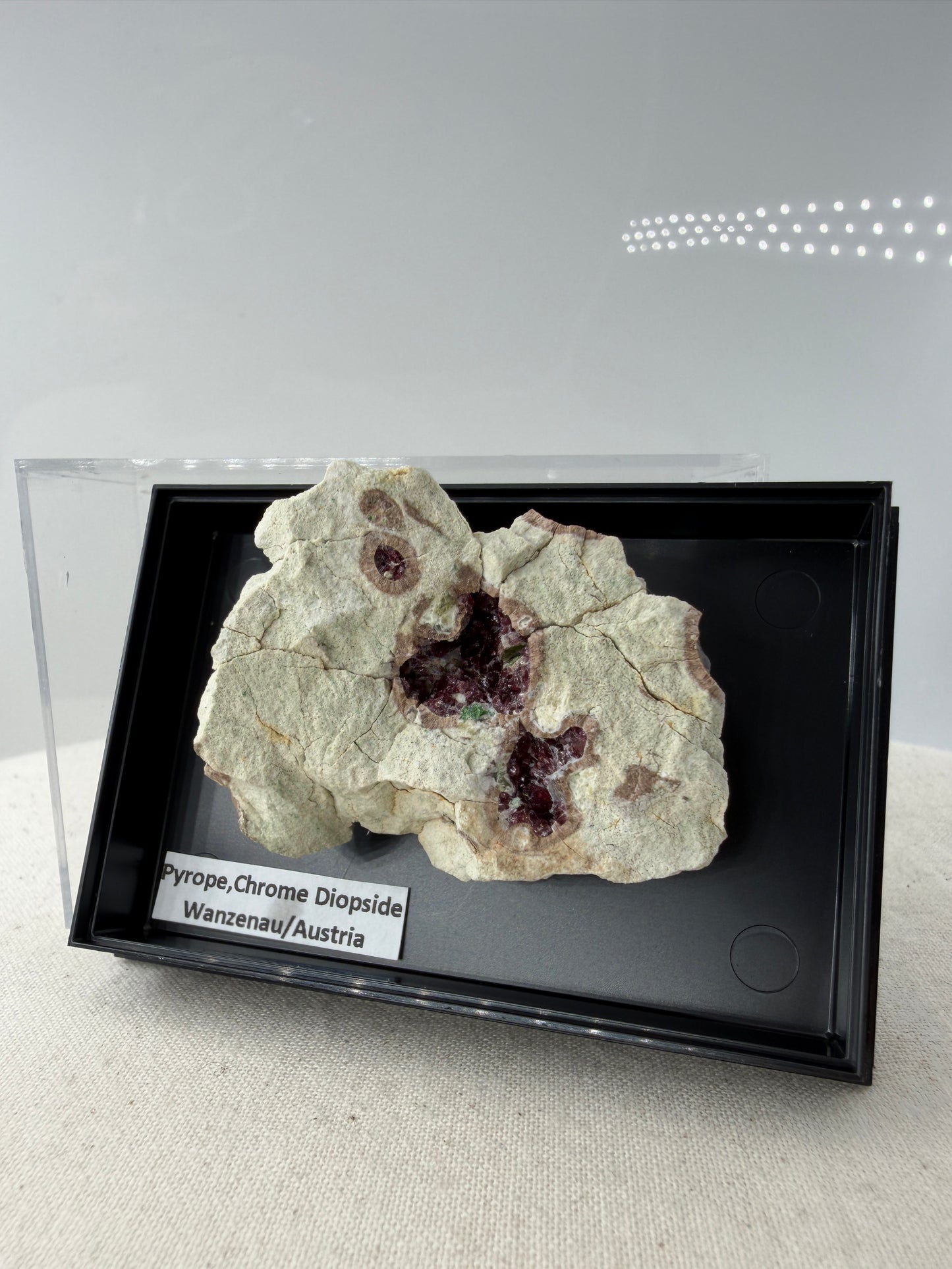 Kontrastreiches Cluster aus rotem Pyrop und grünem Chromdiopsid aus der Wanzenau, Österreich.