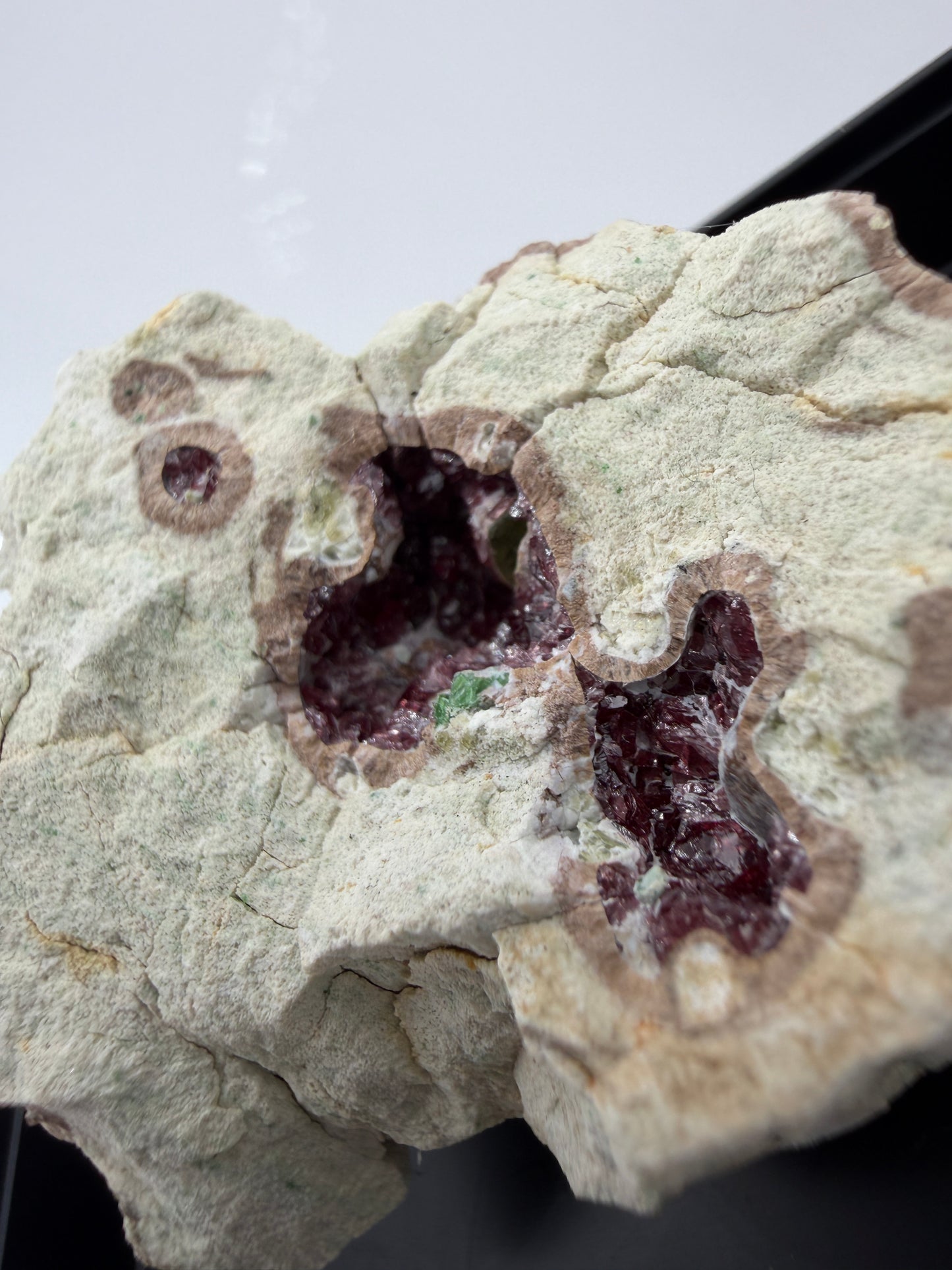 Kontrastreiches Cluster aus rotem Pyrop und grünem Chromdiopsid aus der Wanzenau, Österreich.