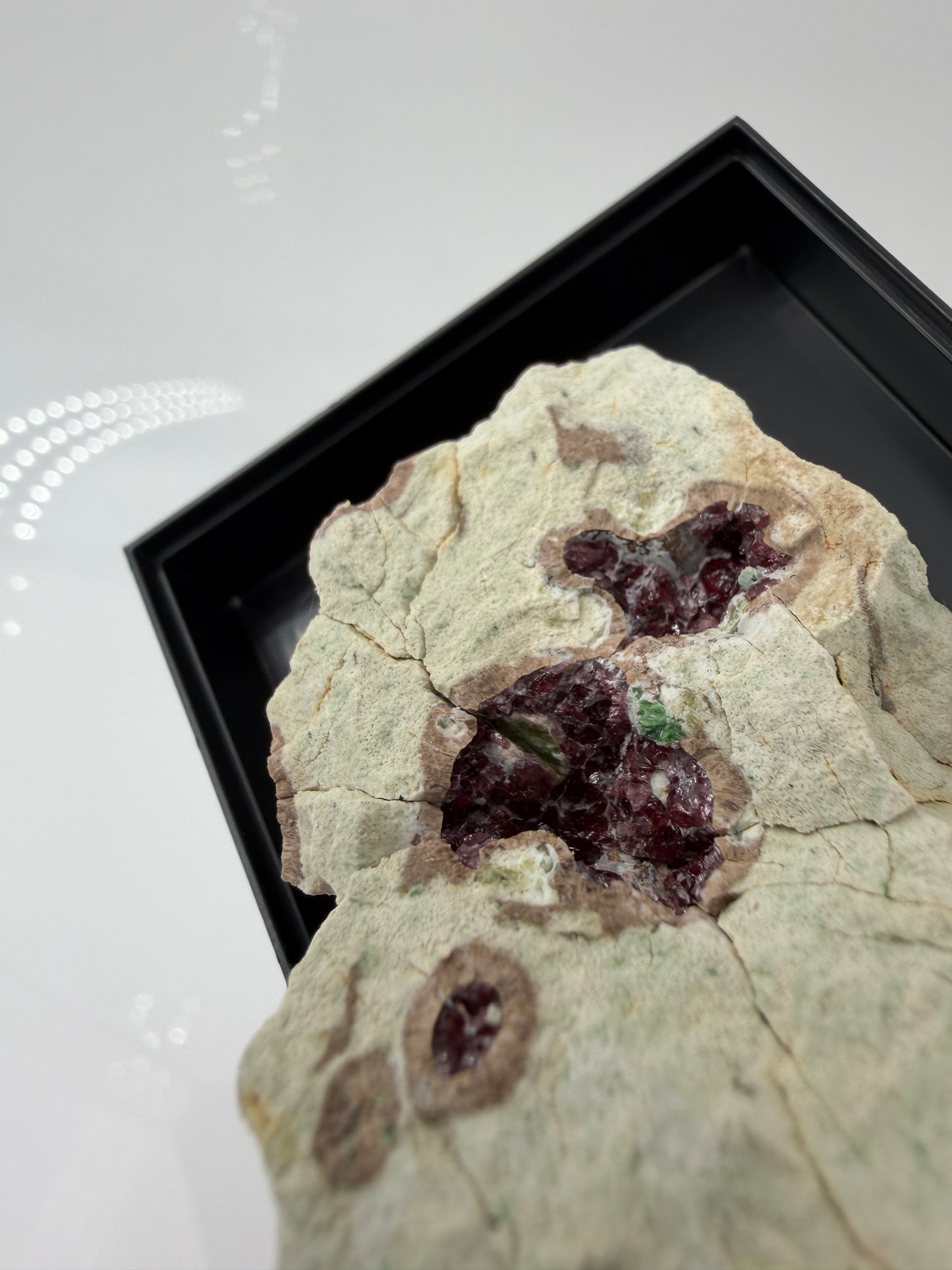 Kontrastreiches Cluster aus rotem Pyrop und grünem Chromdiopsid aus der Wanzenau, Österreich.
