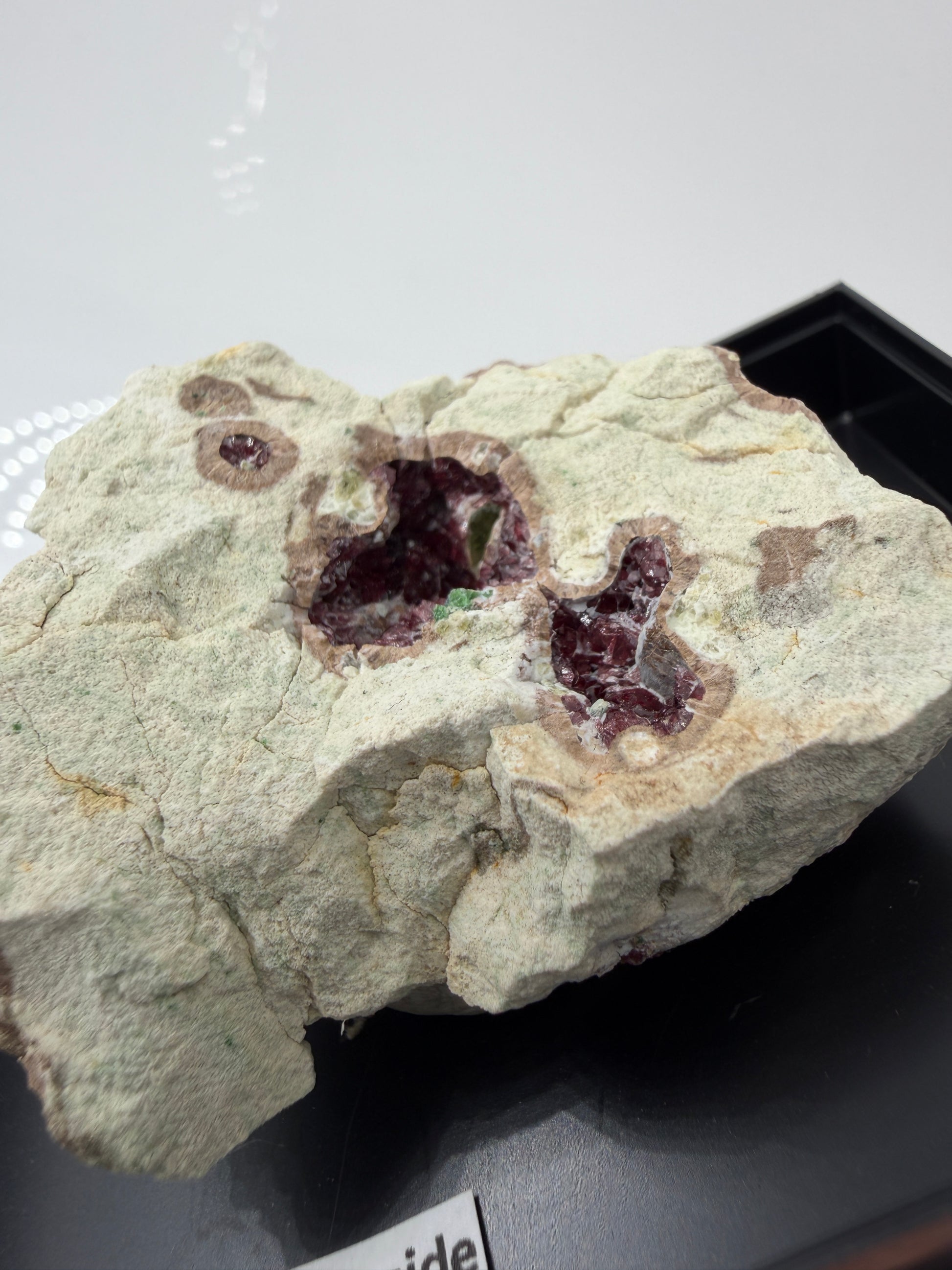 Kontrastreiches Cluster aus rotem Pyrop und grünem Chromdiopsid aus der Wanzenau, Österreich.