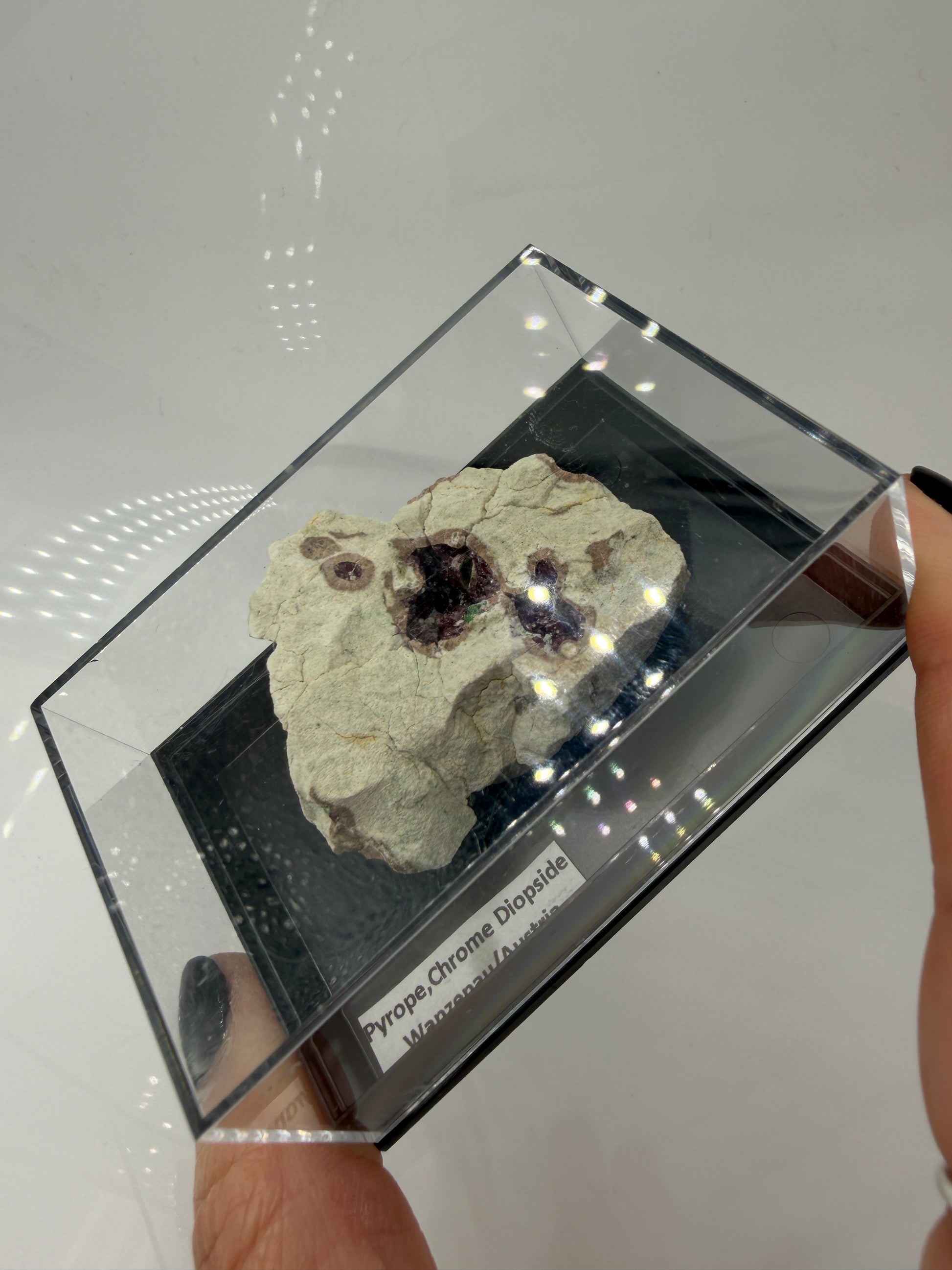 Kontrastreiches Cluster aus rotem Pyrop und grünem Chromdiopsid aus der Wanzenau, Österreich.