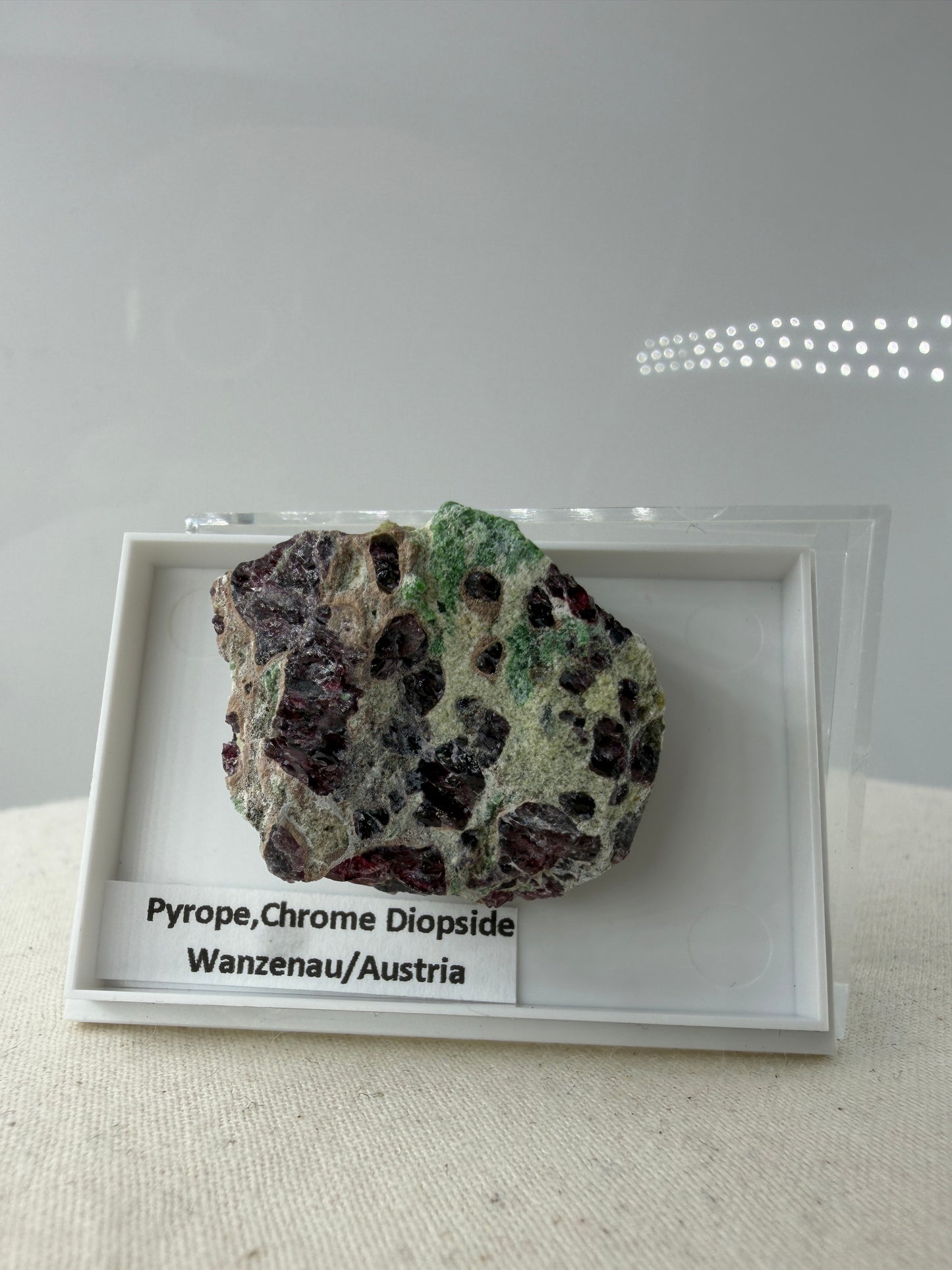 Kontrastreiches Cluster aus rotem Pyrop und grünem Chromdiopsid aus der Wanzenau, Österreich.