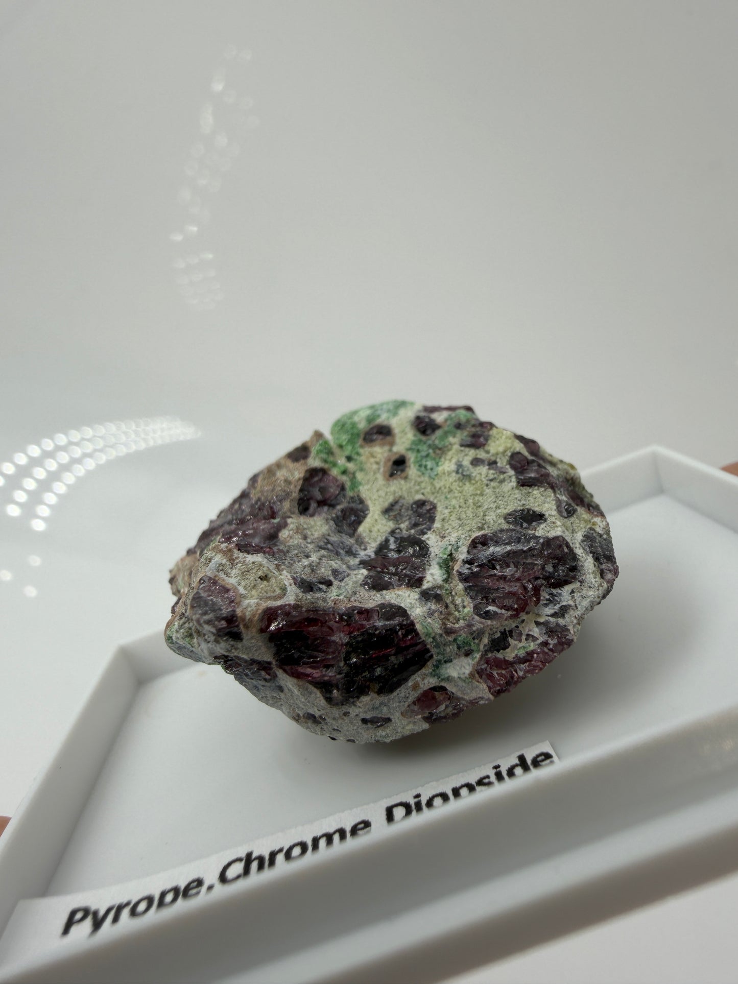 Kontrastreiches Cluster aus rotem Pyrop und grünem Chromdiopsid aus der Wanzenau, Österreich.