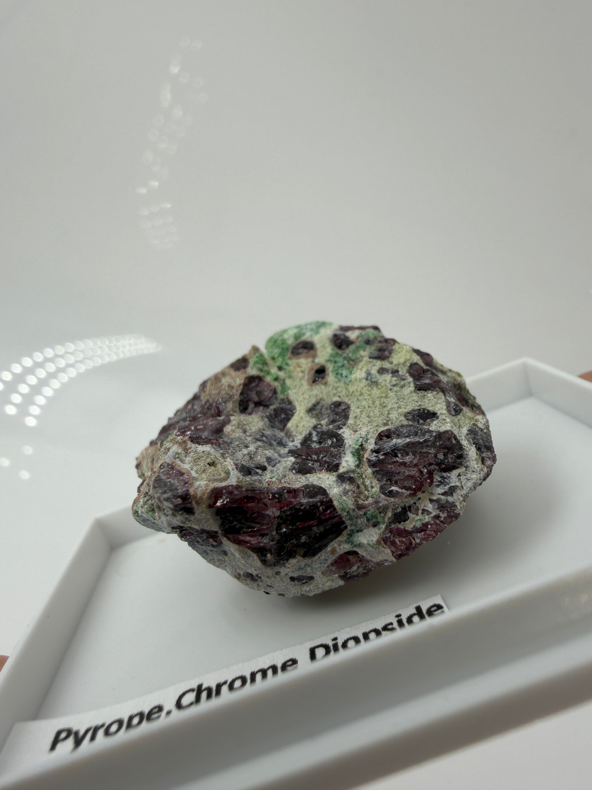 Kontrastreiches Cluster aus rotem Pyrop und grünem Chromdiopsid aus der Wanzenau, Österreich.
