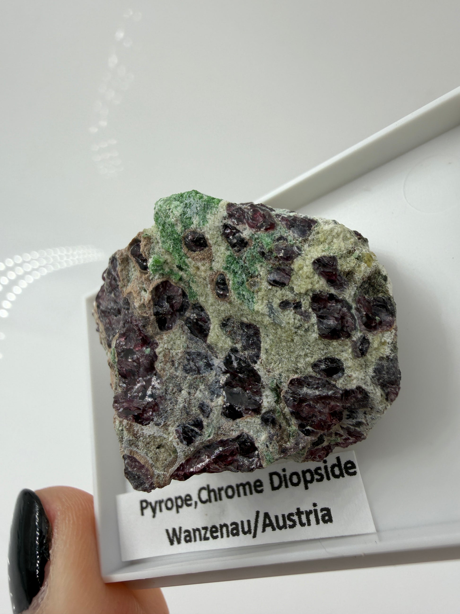 Kontrastreiches Cluster aus rotem Pyrop und grünem Chromdiopsid aus der Wanzenau, Österreich.