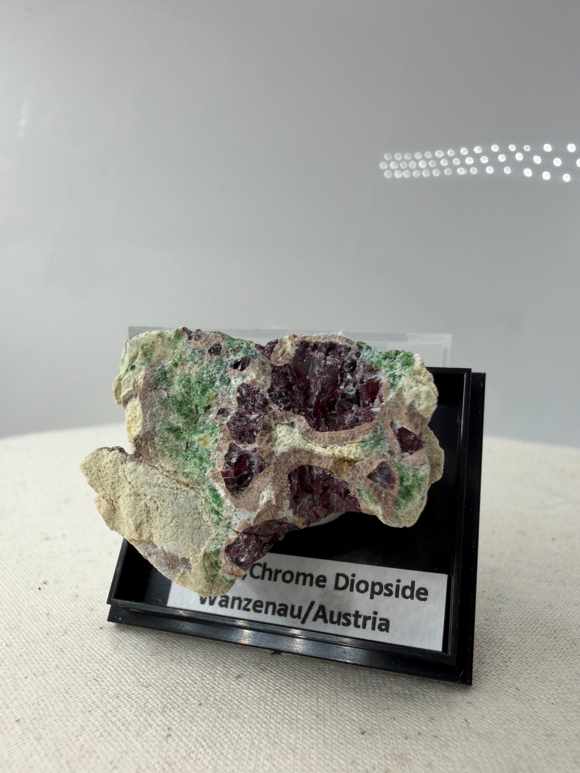 Kontrastreiches Cluster aus rotem Pyrop und grünem Chromdiopsid aus der Wanzenau, Österreich.