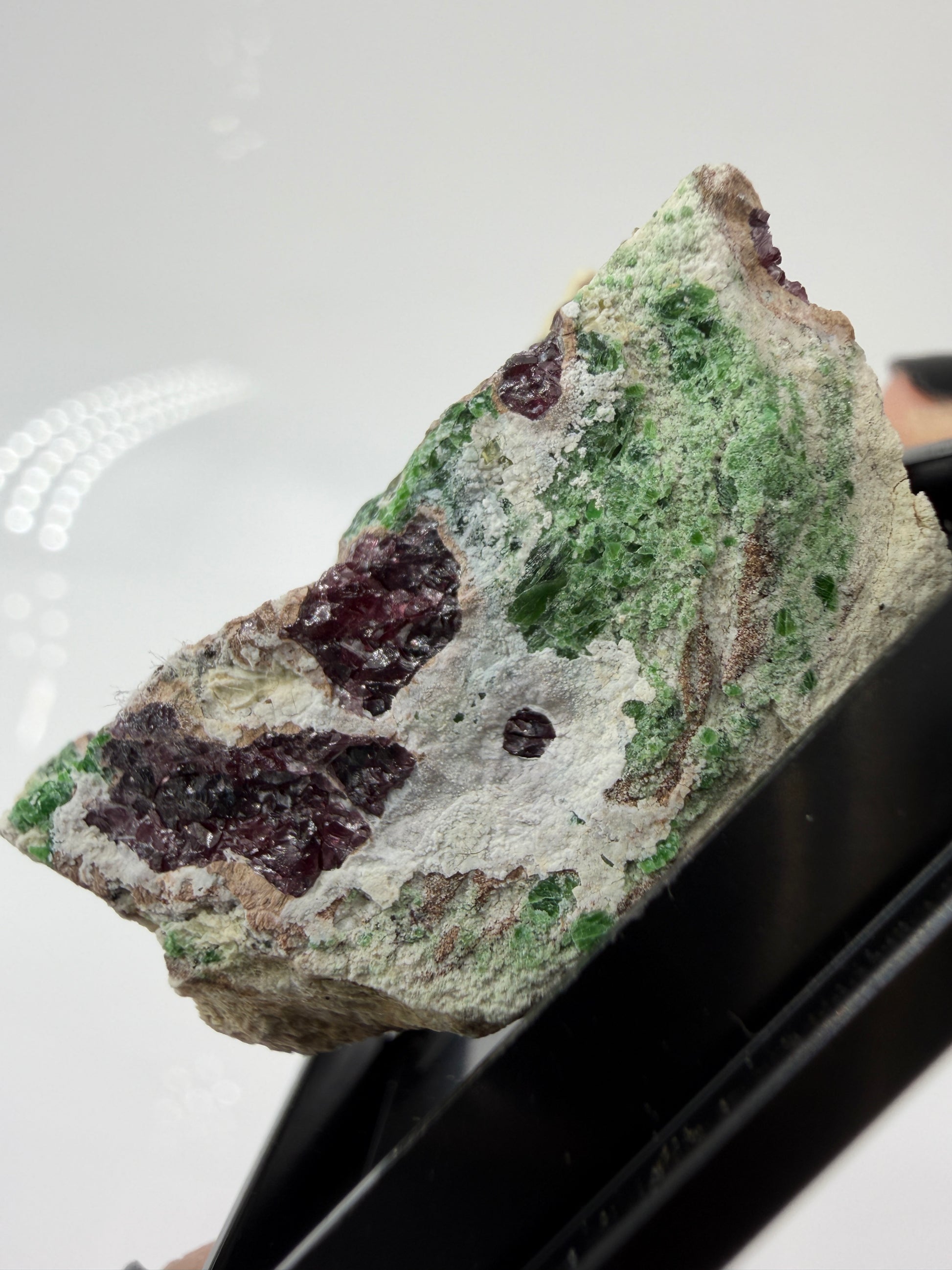 Kontrastreiches Cluster aus rotem Pyrop und grünem Chromdiopsid aus der Wanzenau, Österreich.