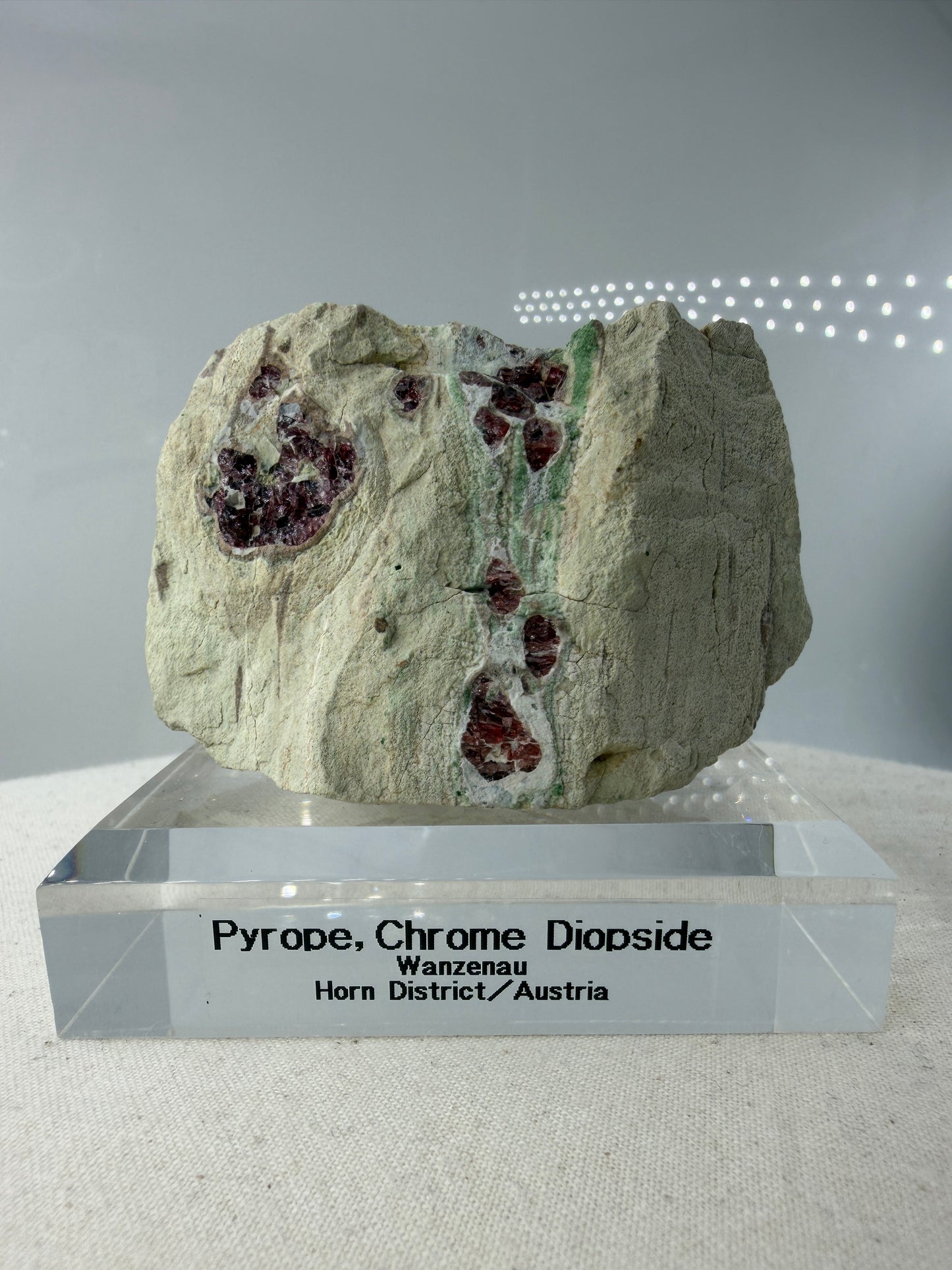 Kontrastreiches Cluster aus rotem Pyrop und grünem Chromdiopsid aus der Wanzenau, Österreich.