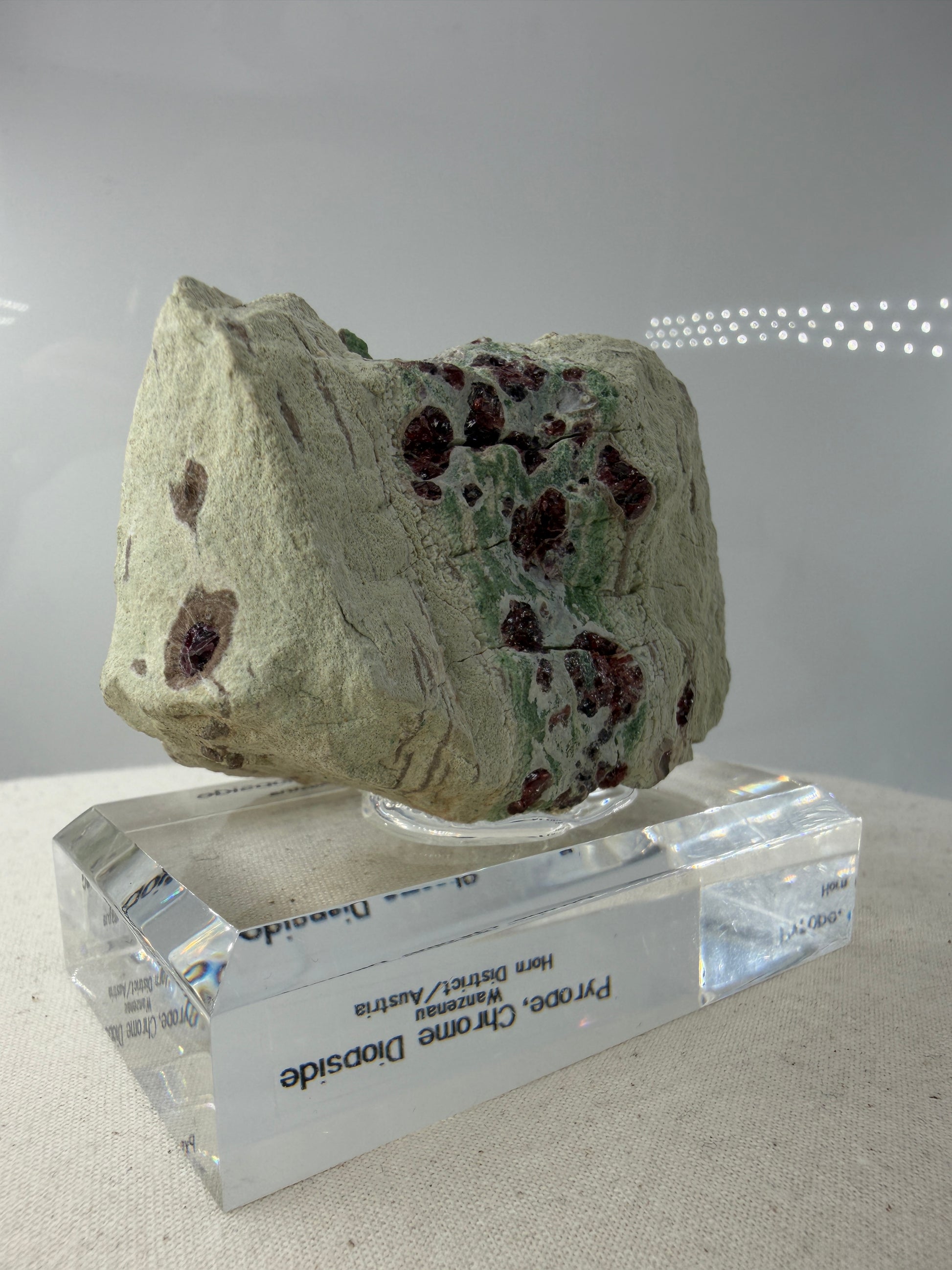 Kontrastreiches Cluster aus rotem Pyrop und grünem Chromdiopsid aus der Wanzenau, Österreich.