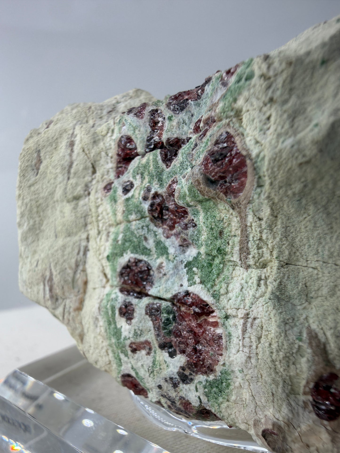 Kontrastreiches Cluster aus rotem Pyrop und grünem Chromdiopsid aus der Wanzenau, Österreich.