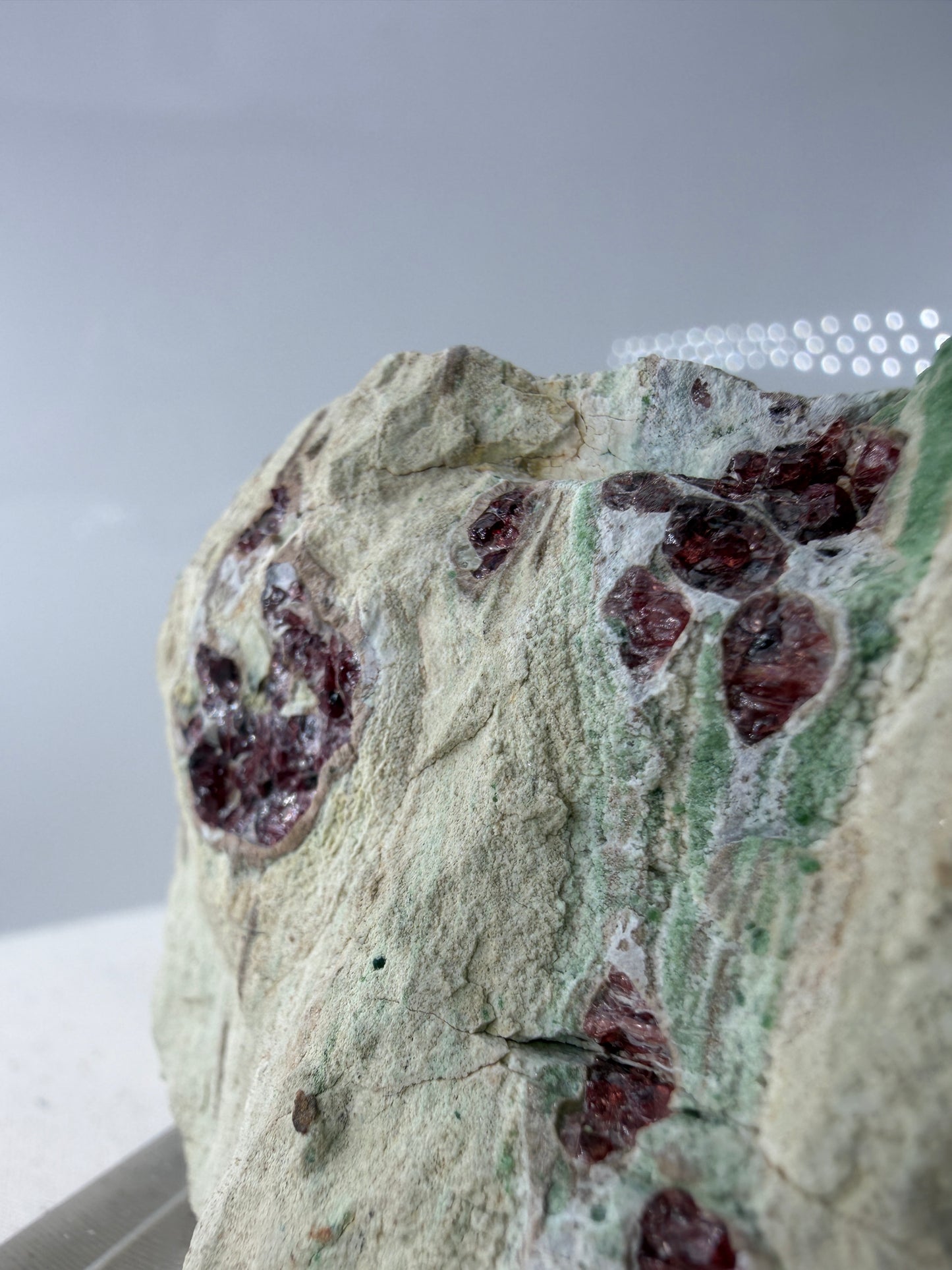 Kontrastreiches Cluster aus rotem Pyrop und grünem Chromdiopsid aus der Wanzenau, Österreich.