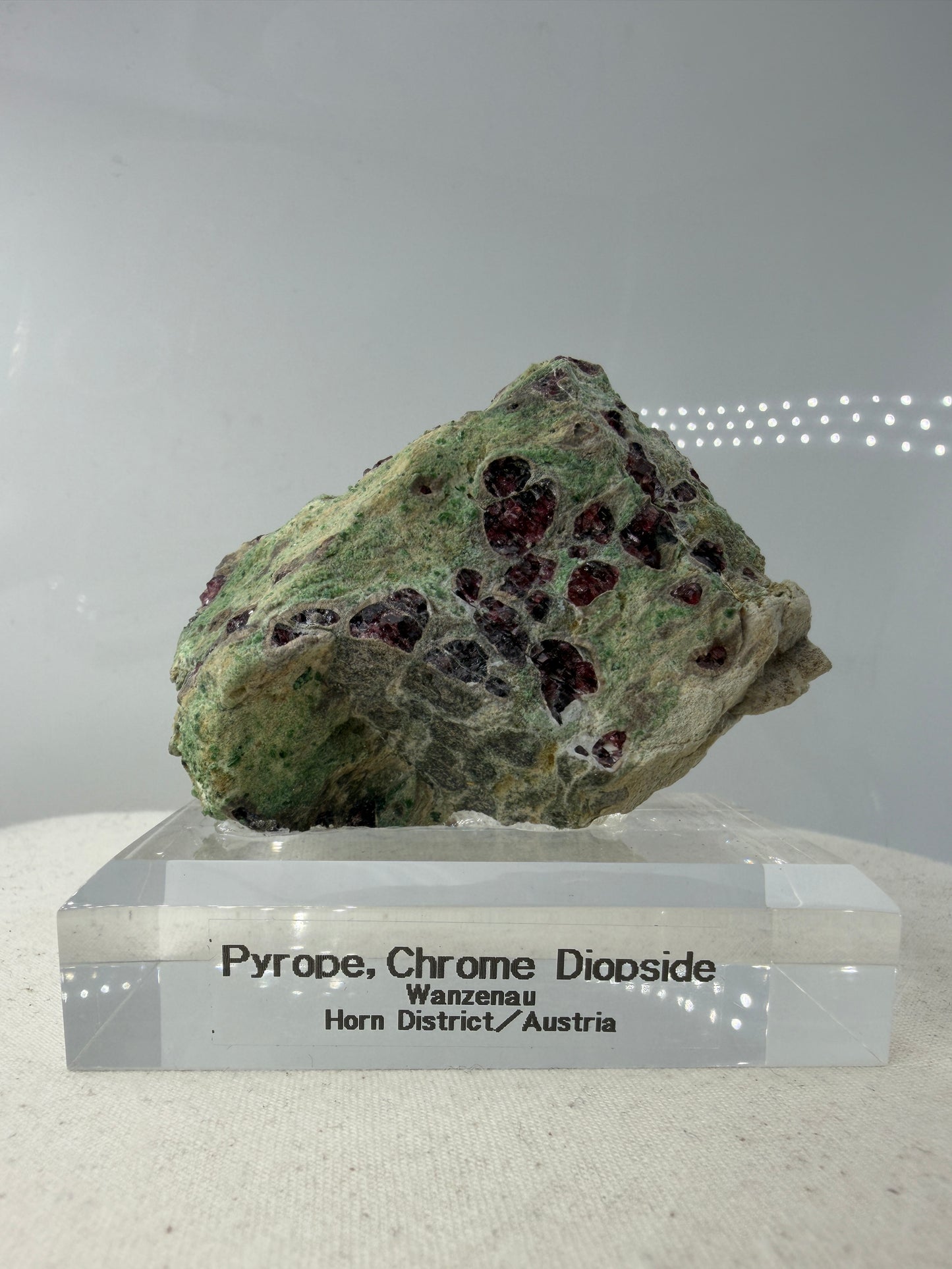 Kontrastreiches Cluster aus rotem Pyrop und grünem Chromdiopsid aus der Wanzenau, Österreich.
