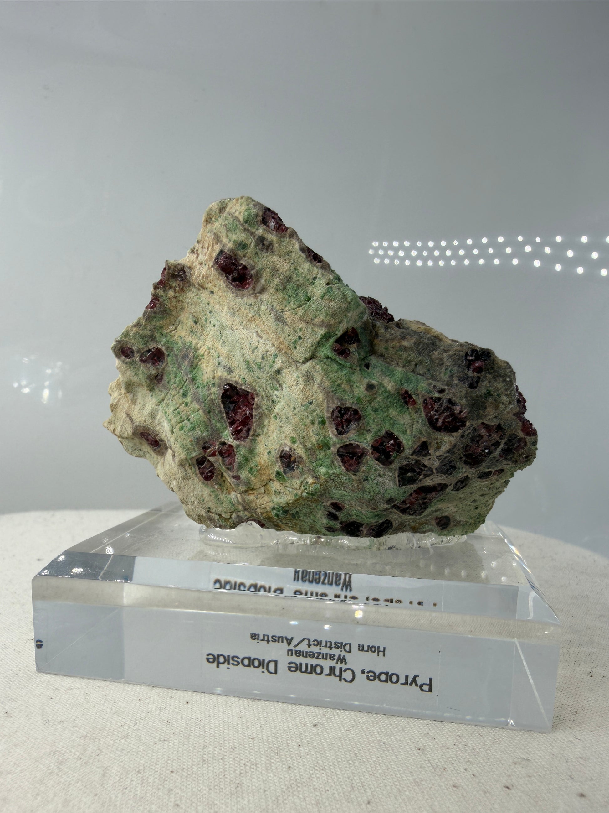 Kontrastreiches Cluster aus rotem Pyrop und grünem Chromdiopsid aus der Wanzenau, Österreich.