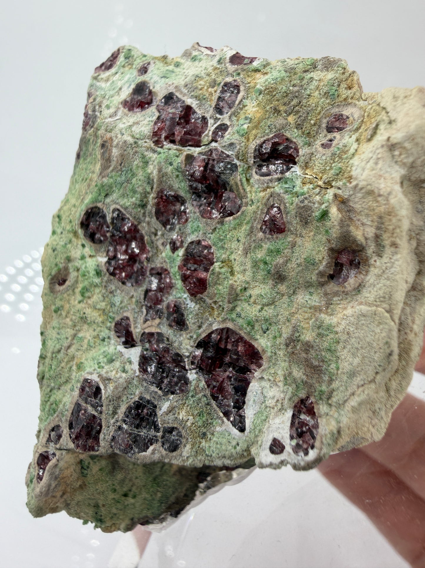 Kontrastreiches Cluster aus rotem Pyrop und grünem Chromdiopsid aus der Wanzenau, Österreich.
