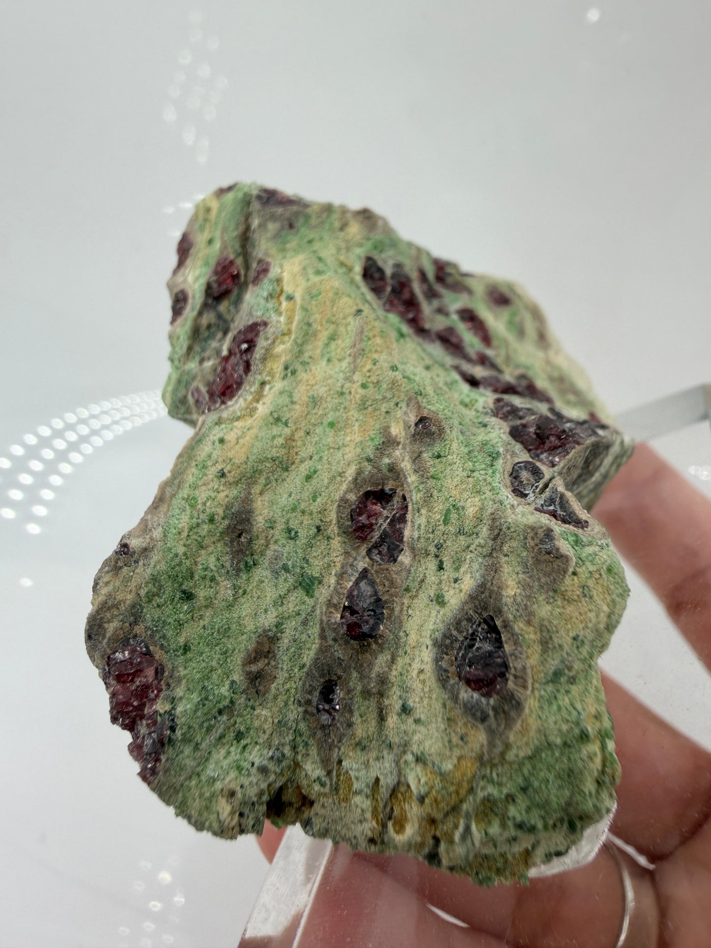 Kontrastreiches Cluster aus rotem Pyrop und grünem Chromdiopsid aus der Wanzenau, Österreich.