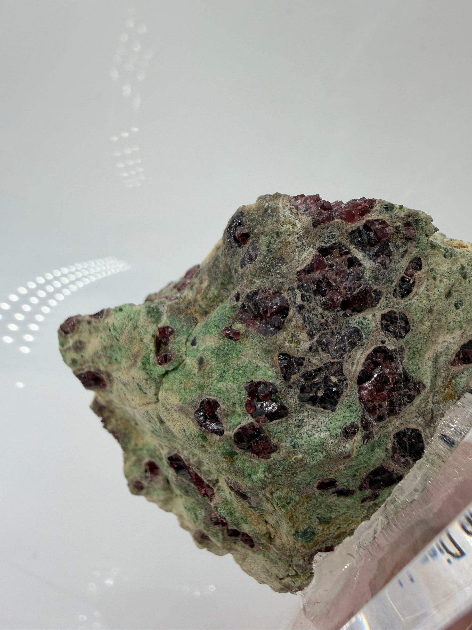 Kontrastreiches Cluster aus rotem Pyrop und grünem Chromdiopsid aus der Wanzenau, Österreich.