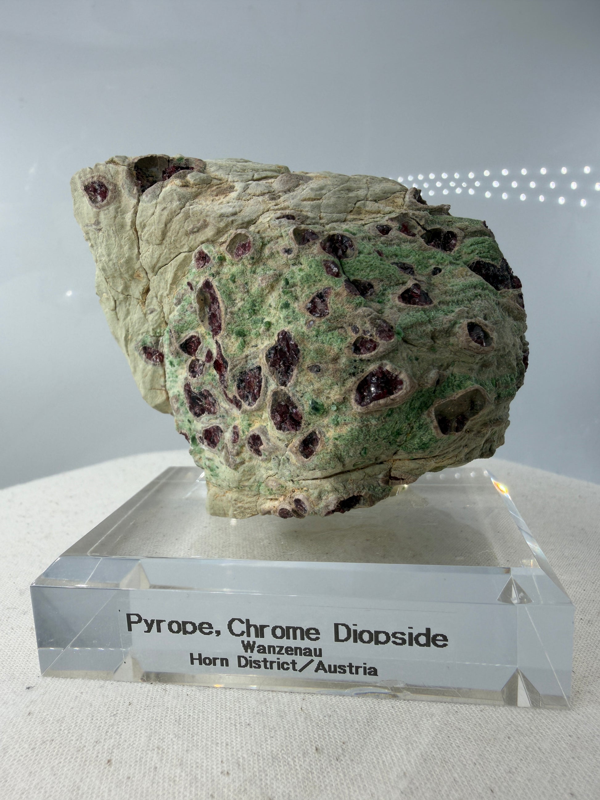 Kontrastreiches Cluster aus rotem Pyrop und grünem Chromdiopsid aus der Wanzenau, Österreich.